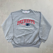 J- Vintage New England Patriots NFL Text & Logo Crewneck - L