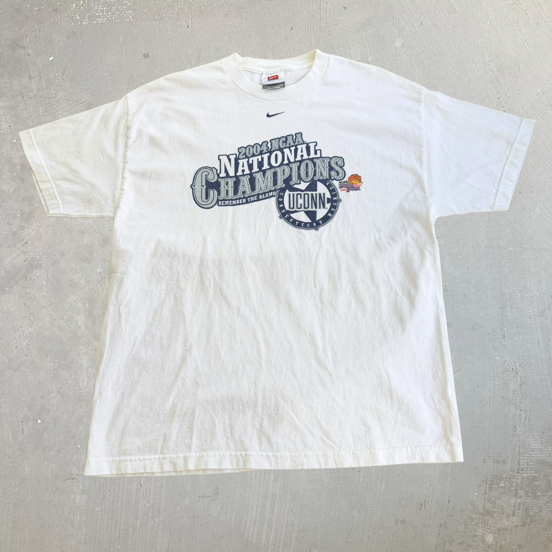 J- Vintage '04 Nike Uconn Huskies NCAA National Champions Graphic Tee - XL
