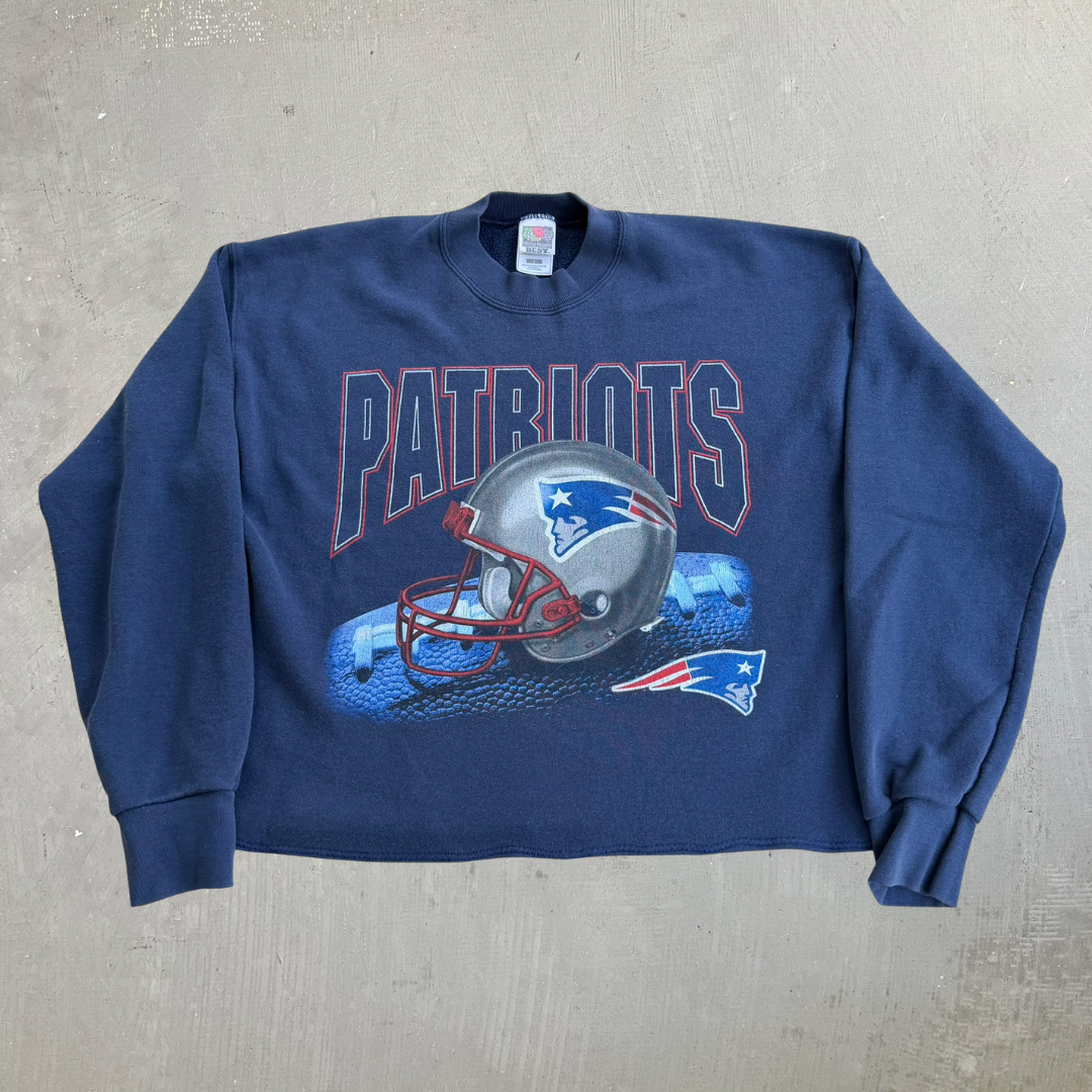 J- Vintage New England Patriots NFL Graphic Helmet & Logo Cropped Crewneck - L