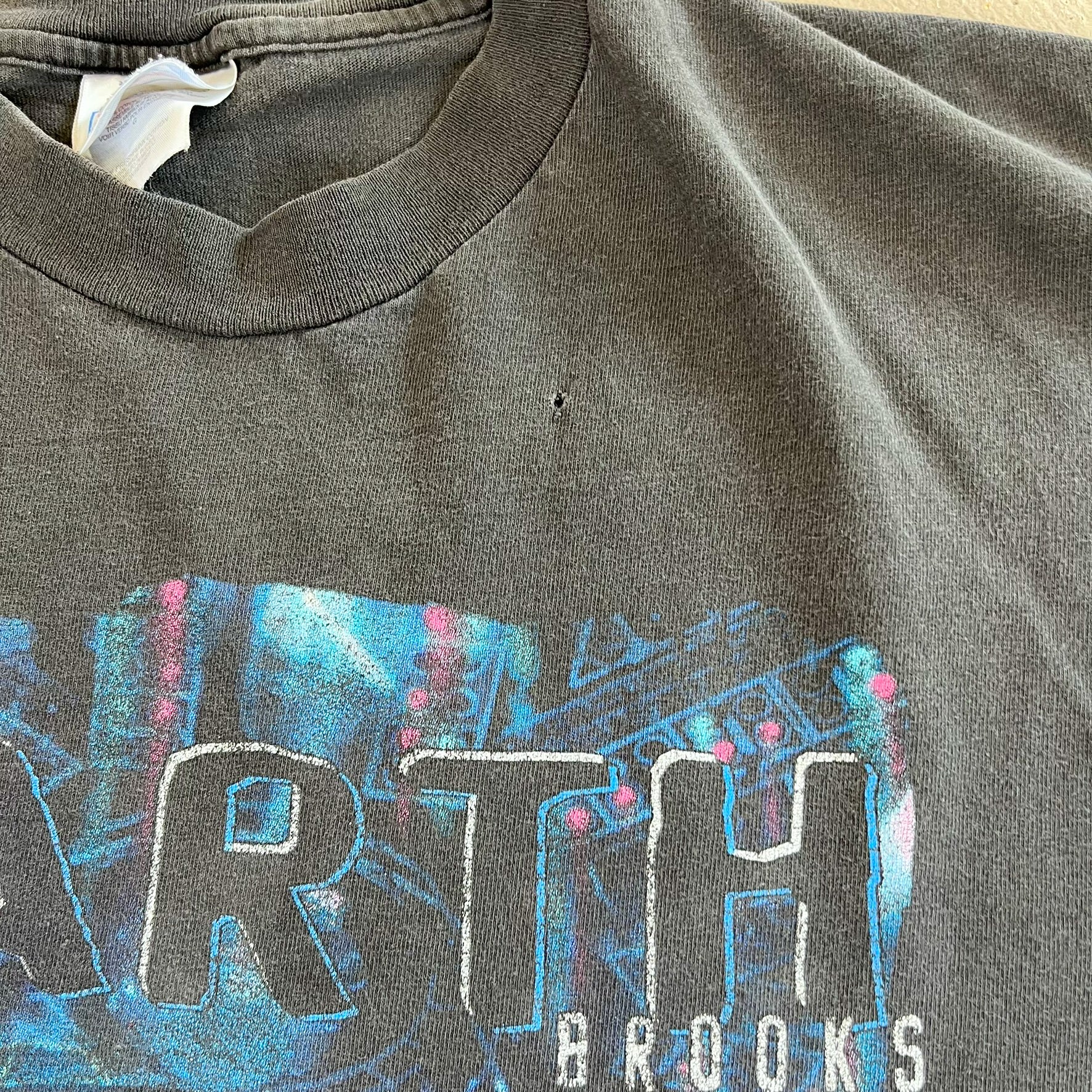 F- Vintage Garth Brook Concert Picture Hanes Heavyweight Tag Tee