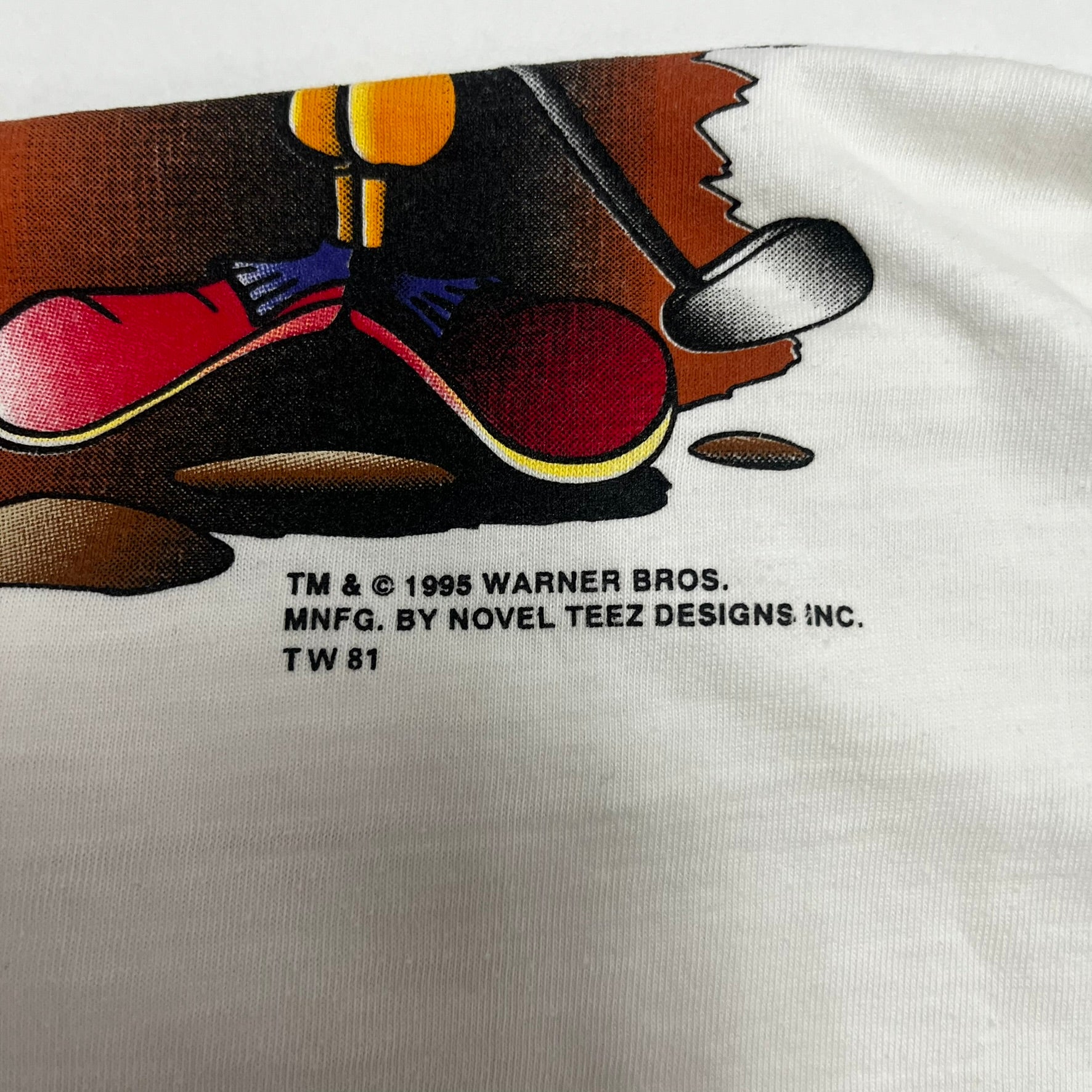 F- Vintage 1995 Looney Tunes Wile E. Coyote & Road Runner Henley Polo Tee