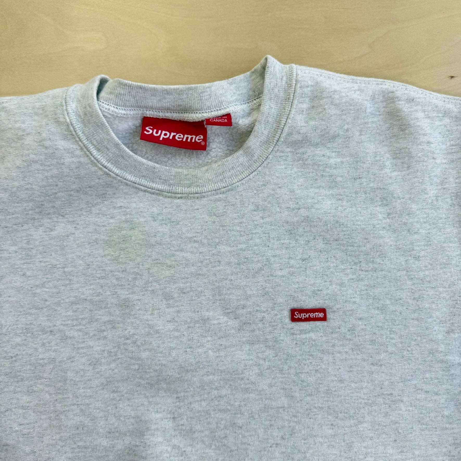 最終✨美品Supreme Small Box Crewneck グレー M J- Supreme SS21 Small Box Logo Embroidered Grey Crewneck - M – HG