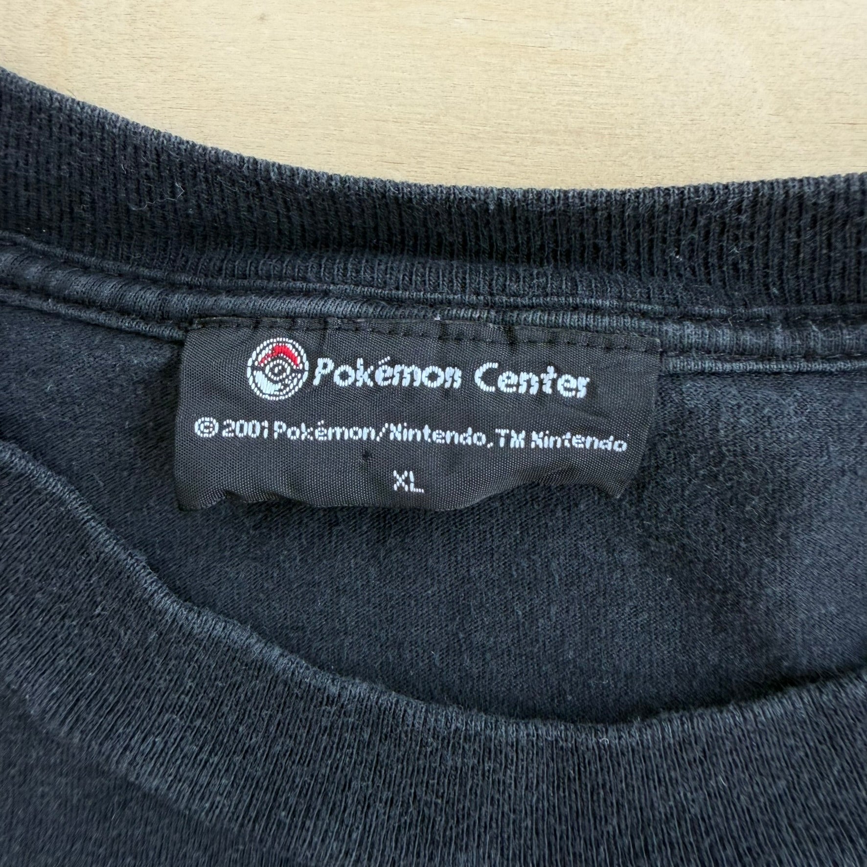 J- Vintage '01 Nintendo New York Pokémon Center Charizard Pikachu Graphic Tee - XL