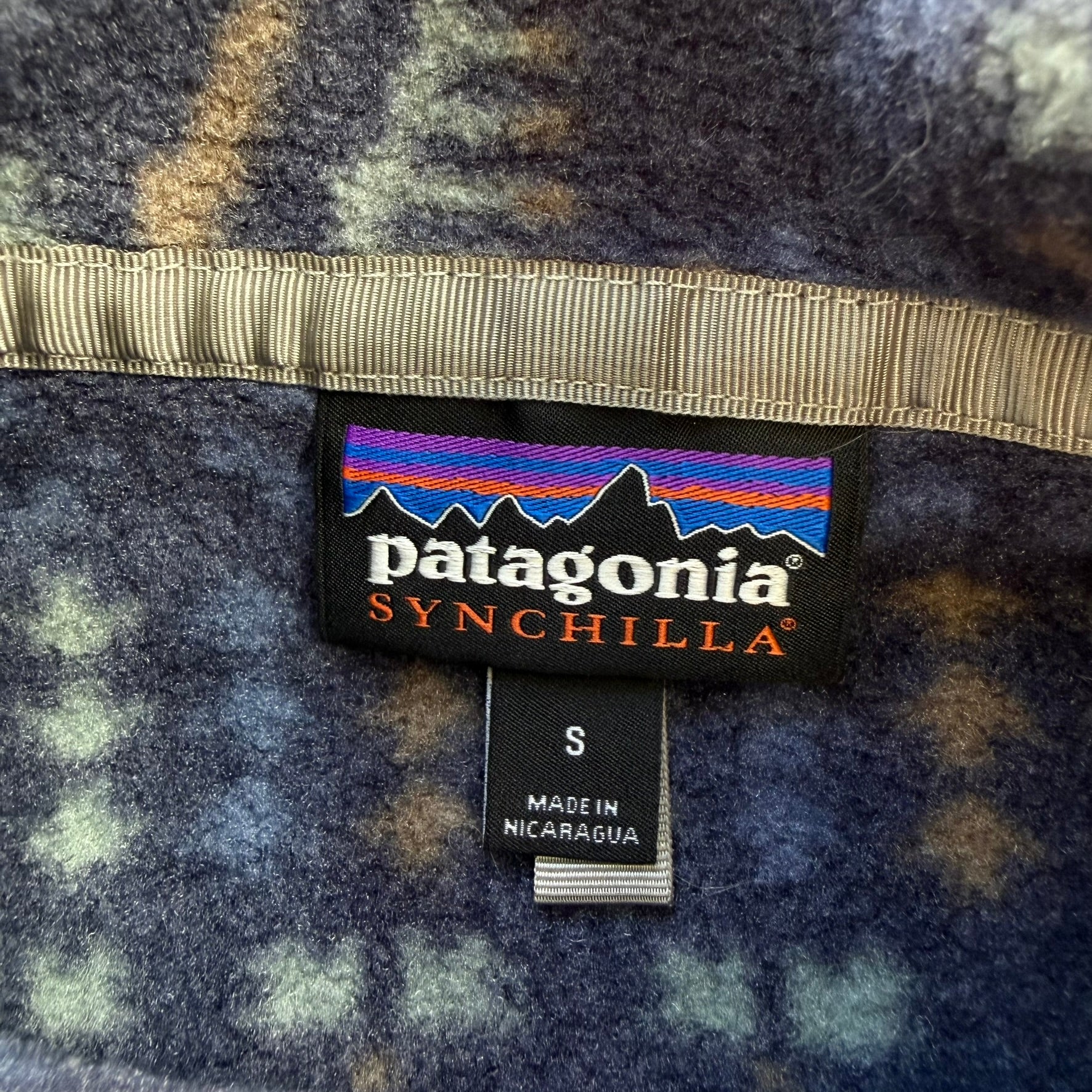 J- Patagonia Synchilla Navy/Green Patterned Polar Fleece - S
