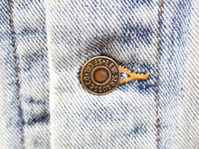 Load image into Gallery viewer, Z- Vintage Levi’s 70598 Trucker Denim Jacket
