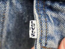 Load image into Gallery viewer, Z- Vintage 1990 Levi’s 57598 Big Tag White Tab Made in USA Trucker Denim Jacket
