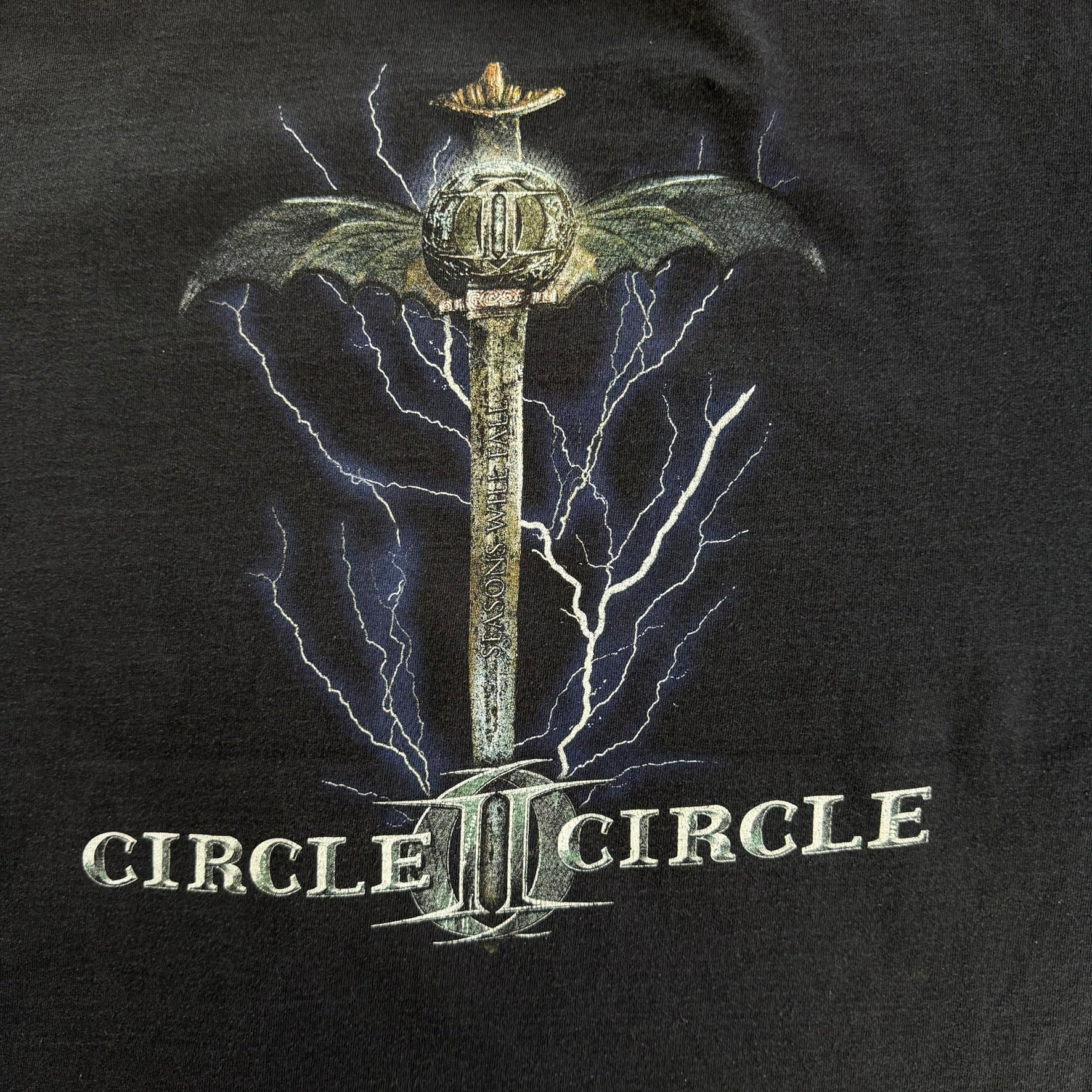 J- Circle II Circle Seasons Will Fall Logo & Graphic Tee - XL