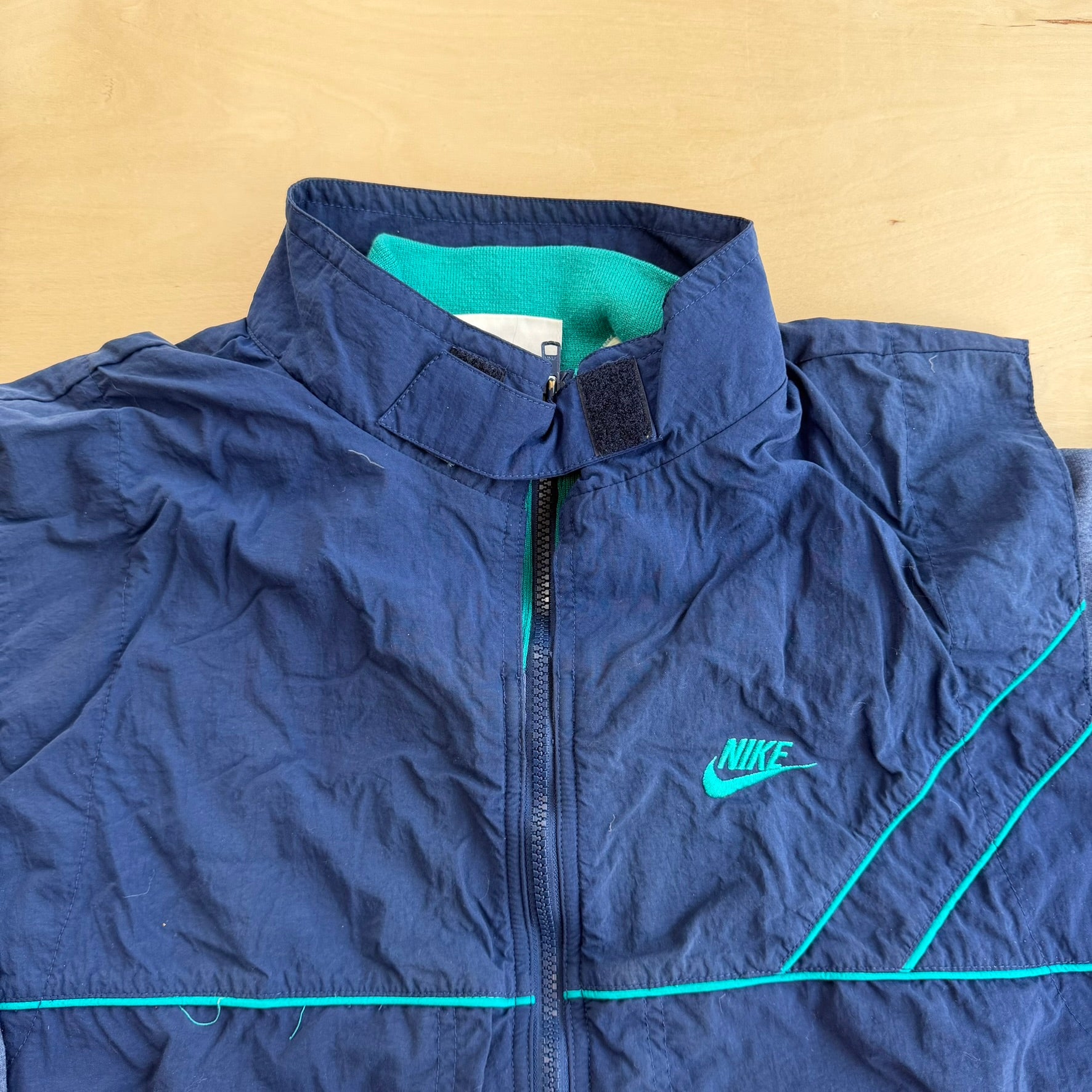 J- Vintage 90s Nike Embroidered Logo Zip Up Lightweight Sweatshirt/Nylon Jacket - L