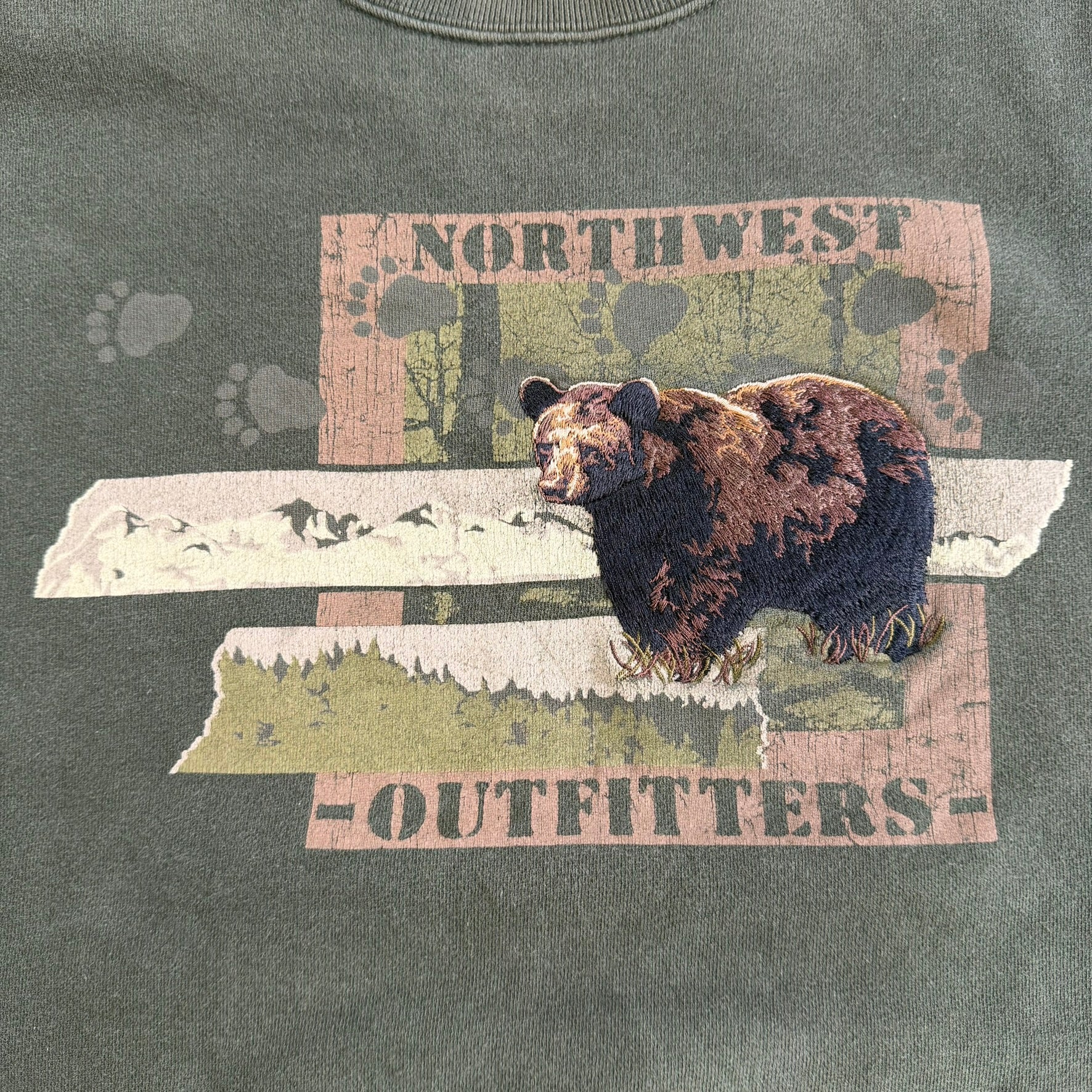 Northwest Outfitters Embroidered Bear Graphic Crewneck - L