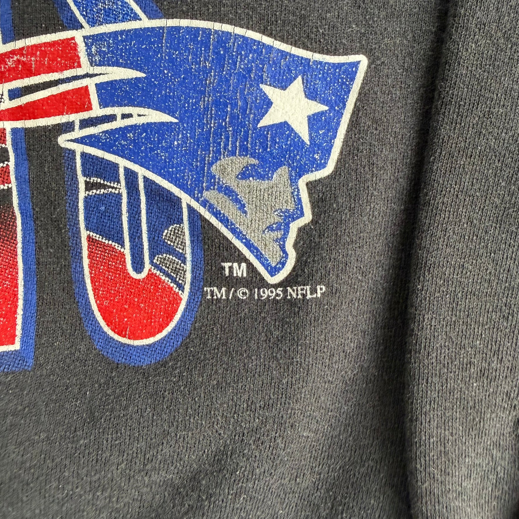 Vintage '95 New England Patriots NFL Text & Logo Graphic Crewneck - M