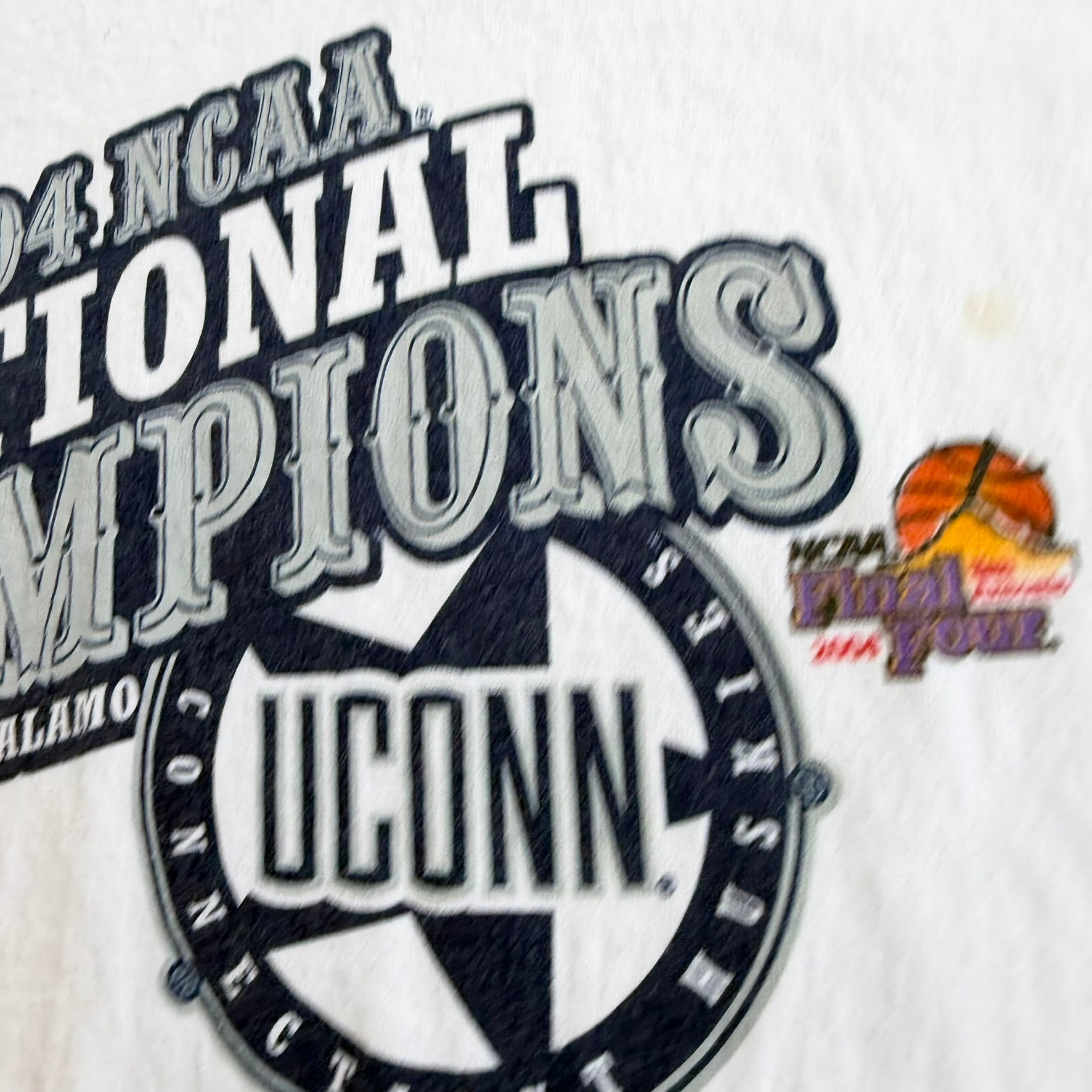 J- Vintage '04 Nike Uconn Huskies NCAA National Champions Graphic Tee - XL