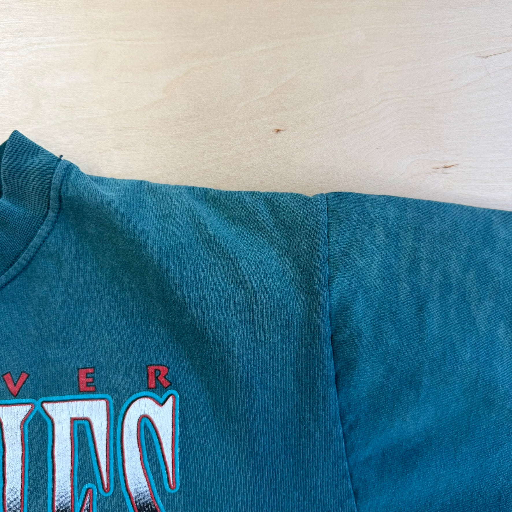 J- Vintage '94 Vancouver Grizzlies NBA Graphic & Text Tee - M