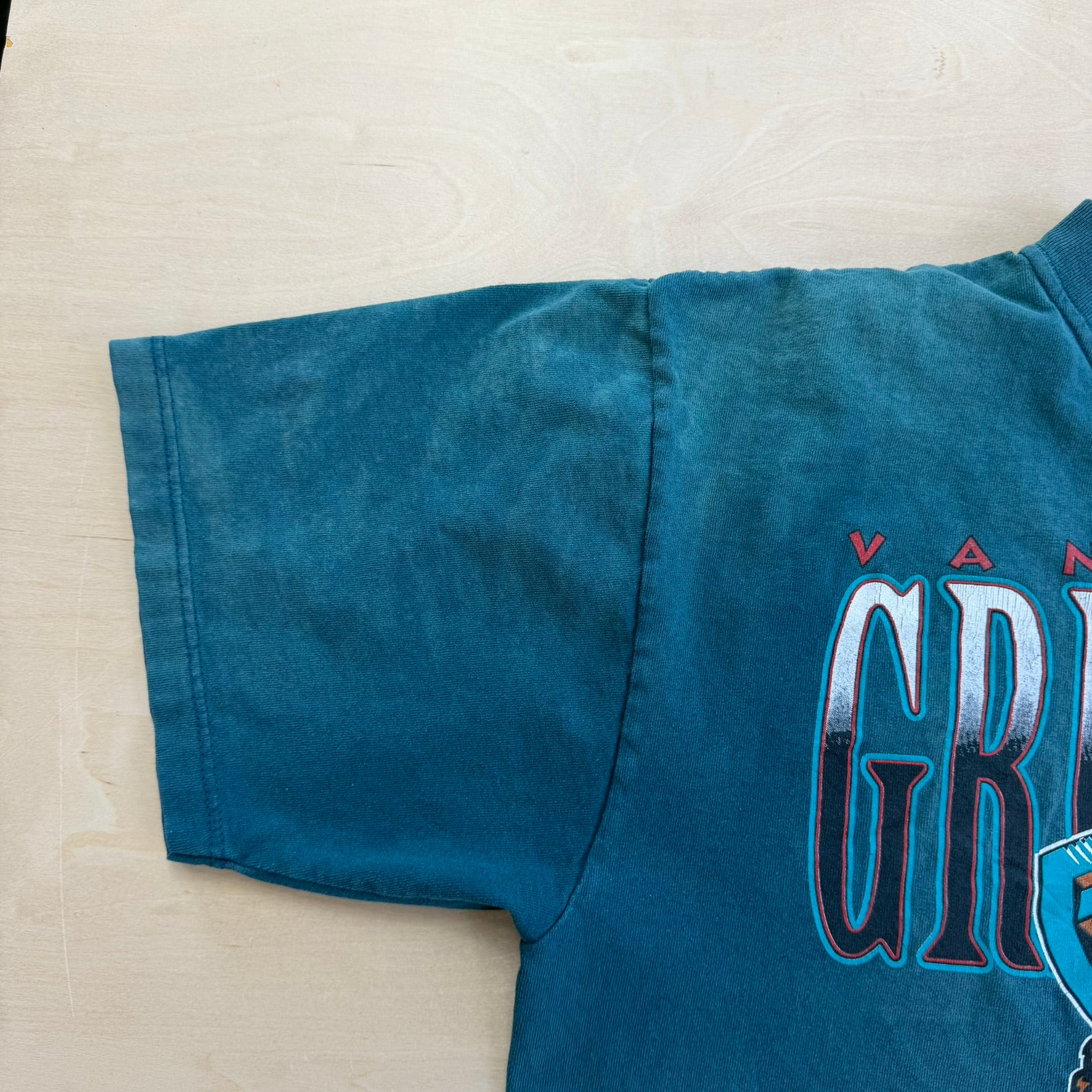 J- Vintage '94 Vancouver Grizzlies NBA Graphic & Text Tee - M