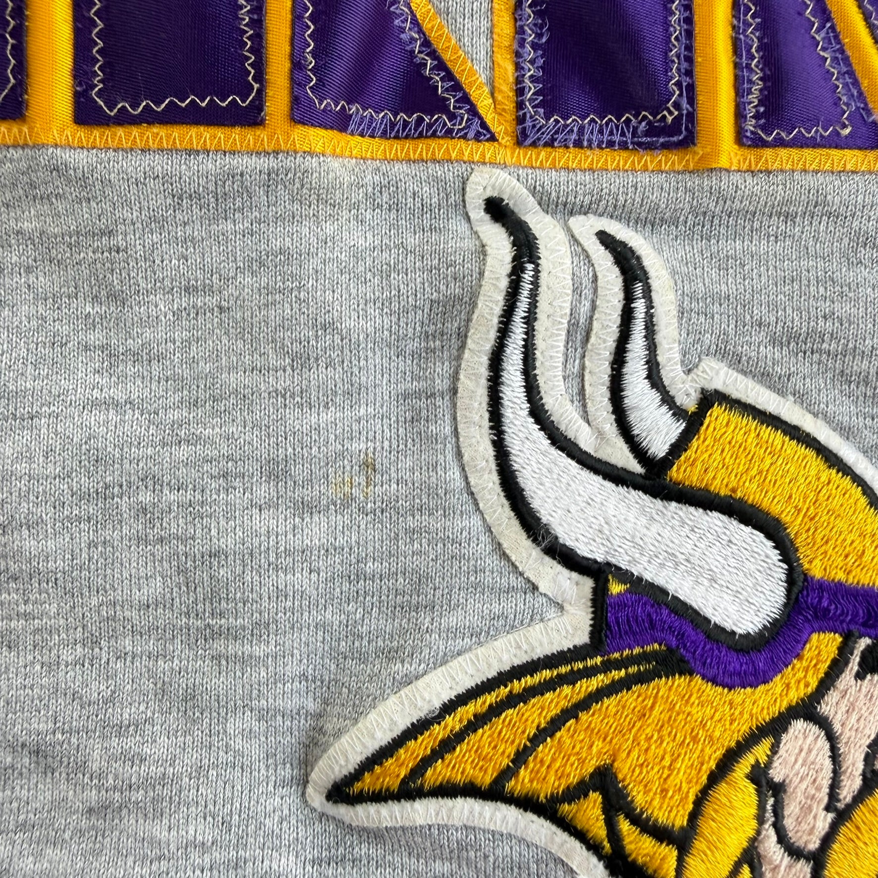 J- Vintage Minnesota Vikings NFL Majestic Embroidered Logo & Text Crewneck - XL