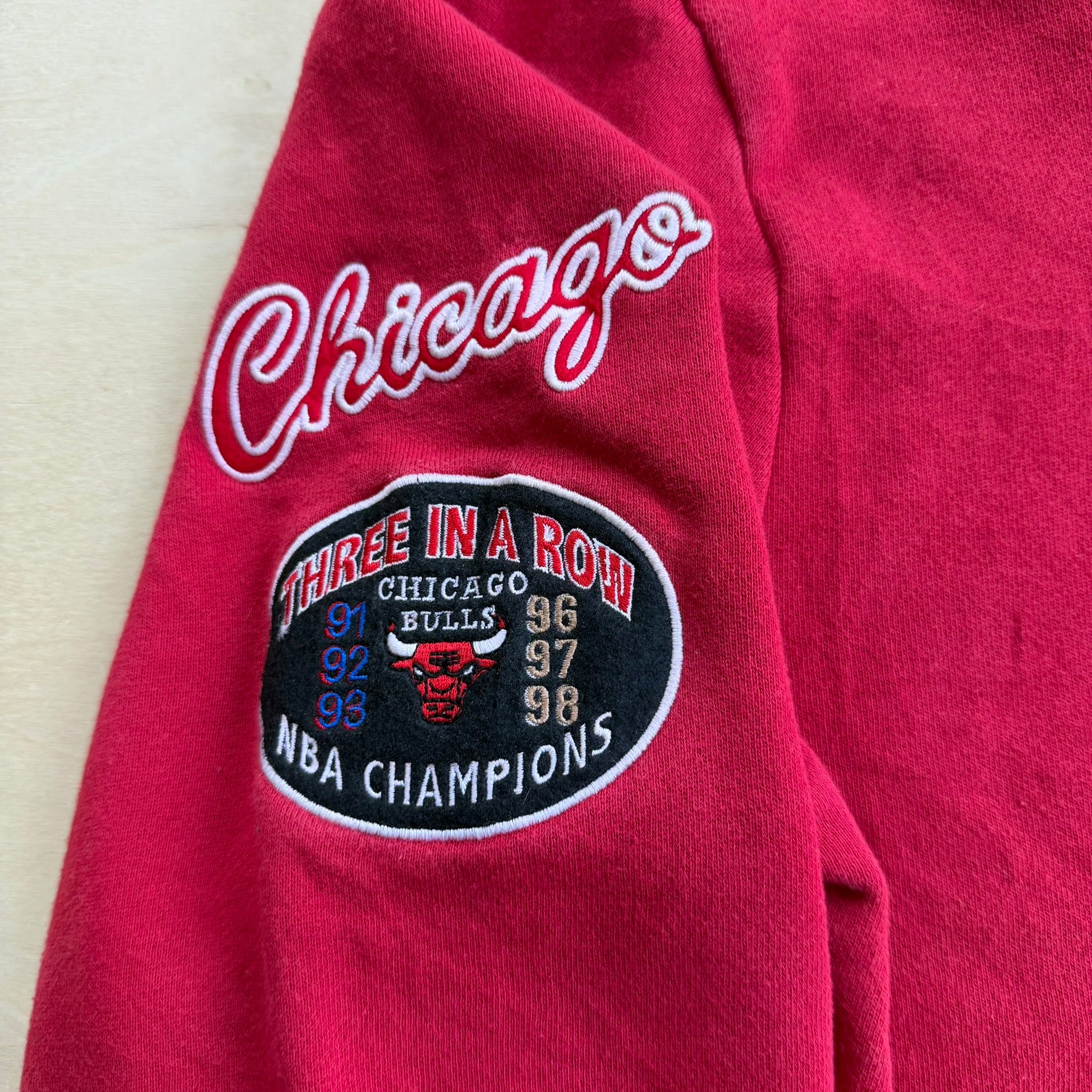 J- Vintage Chicago Bulls NBA Mitchell & Ness 96 Finals Embroidered Graphic Hoodie - L