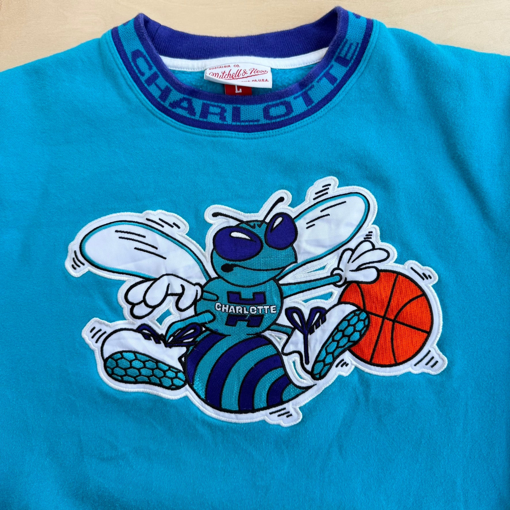 J- Vintage Charlotte Hornets NBA Mitchell & Ness Embroidered Logo Crewneck - L