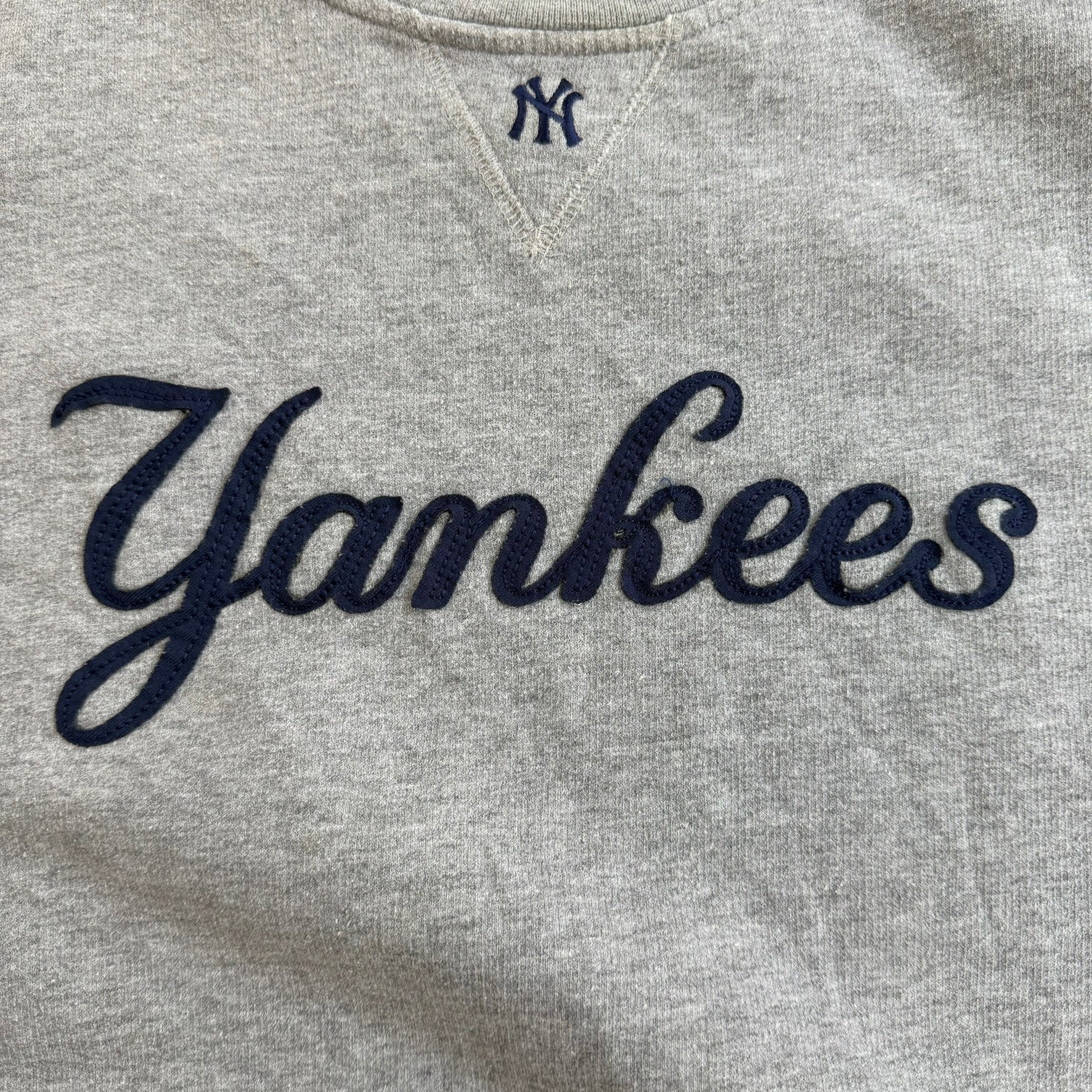 J- Vintage New York Yankees MLB Lee Embroidered Logo Crewneck - L