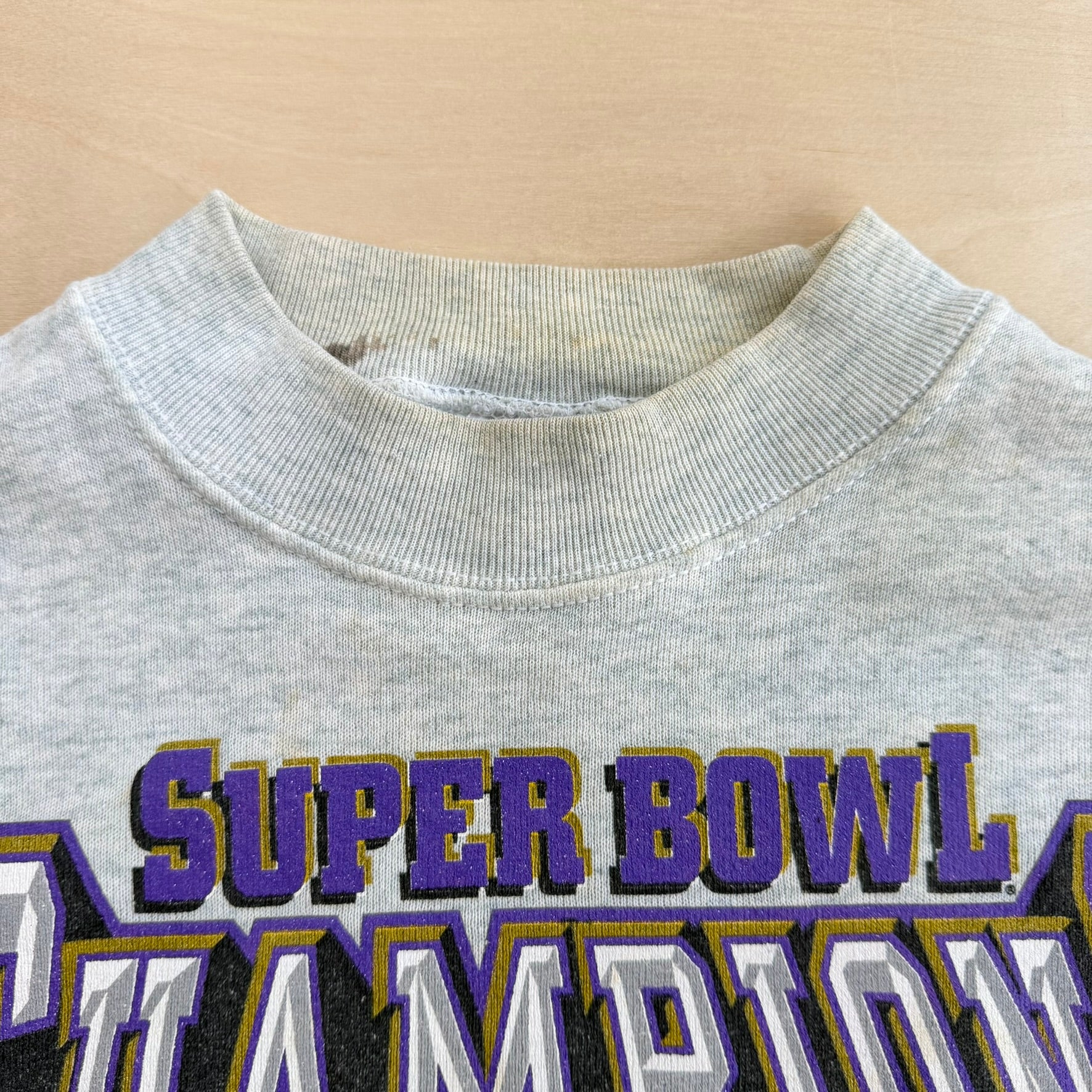 J- Vintage '01 Baltimore Ravens Super Bowl 35 NFL Ray Lewis Graphic Crewneck - L