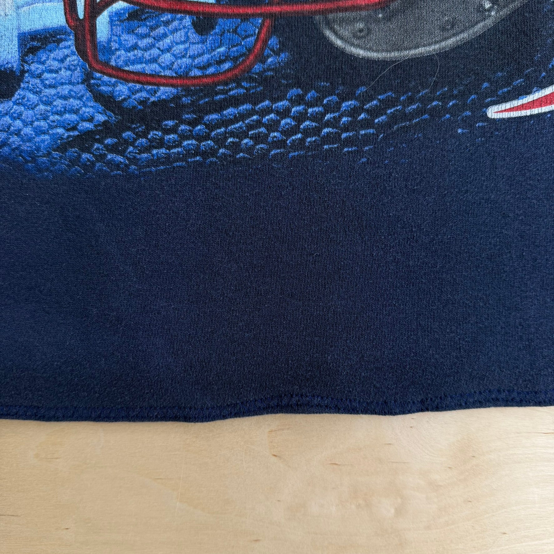 J- Vintage New England Patriots NFL Graphic Helmet & Logo Cropped Crewneck - L