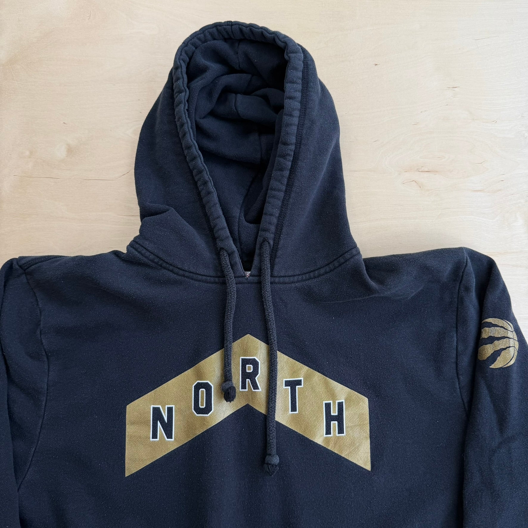 J- Toronto Raptors NBA Mitchell & Ness North Gold Logo Hoodie - XL