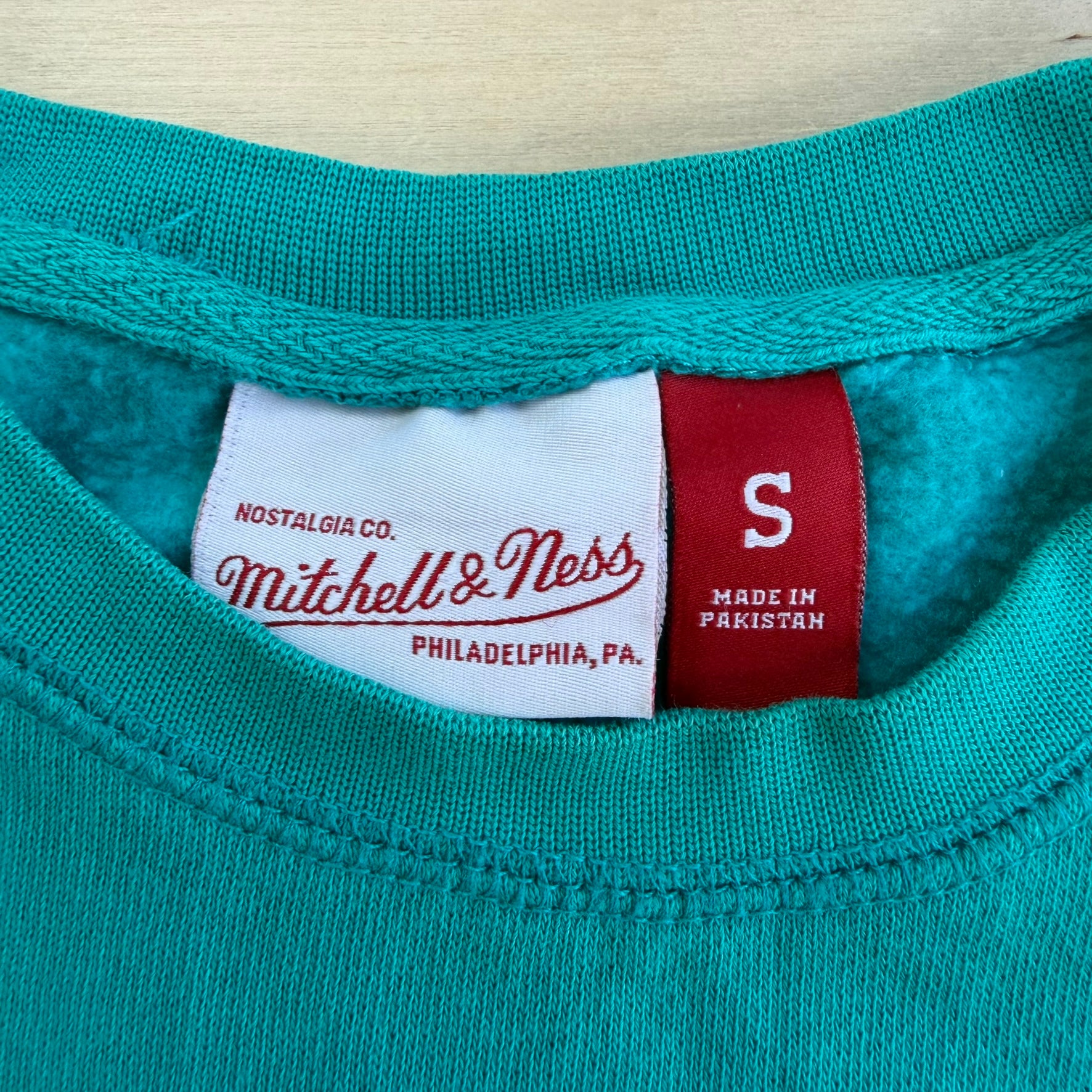 J- Vancouver Grizzlies NBA Mitchell & Ness Embroidered Logo Crewneck - S