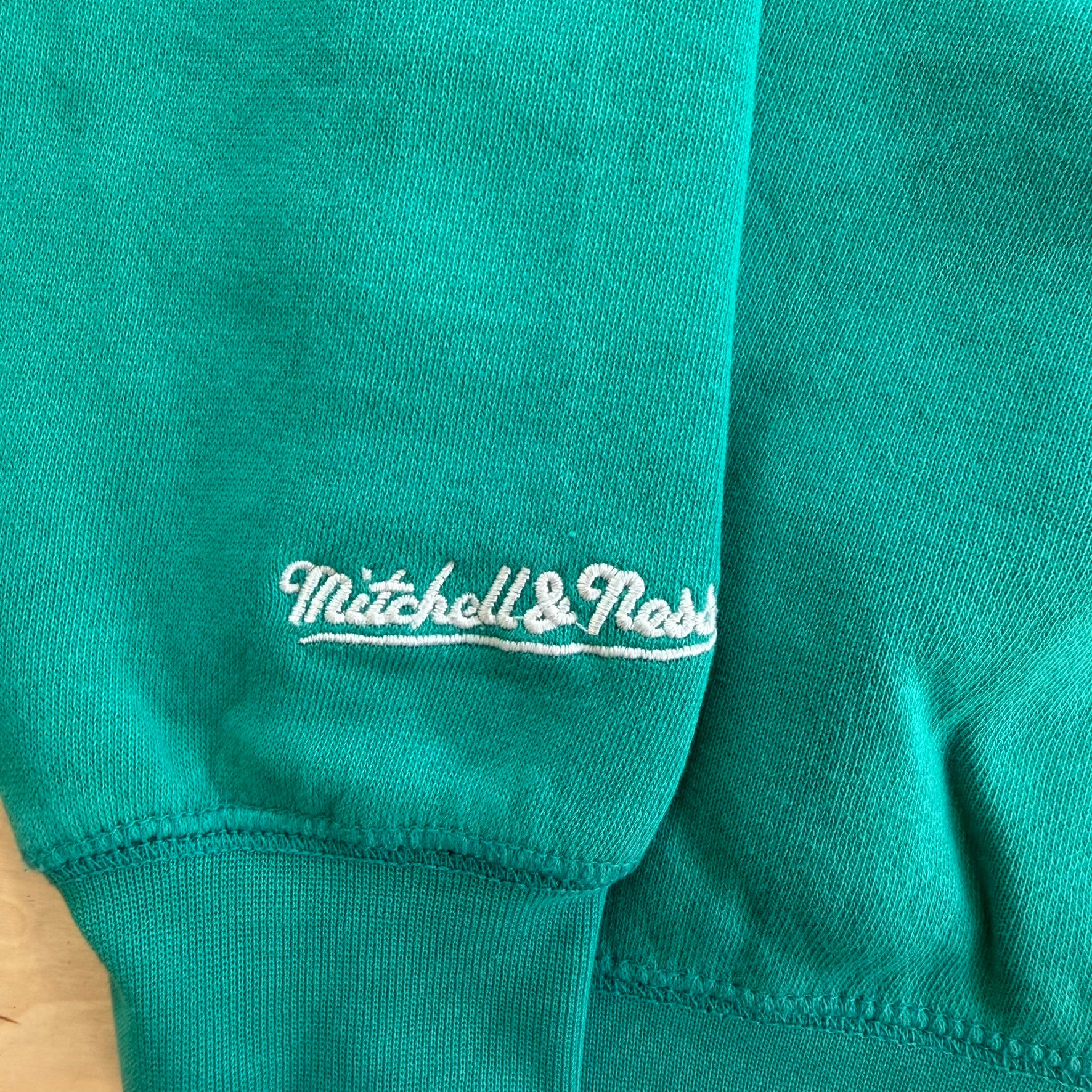 J- Vancouver Grizzlies NBA Mitchell & Ness Embroidered Logo Crewneck - S
