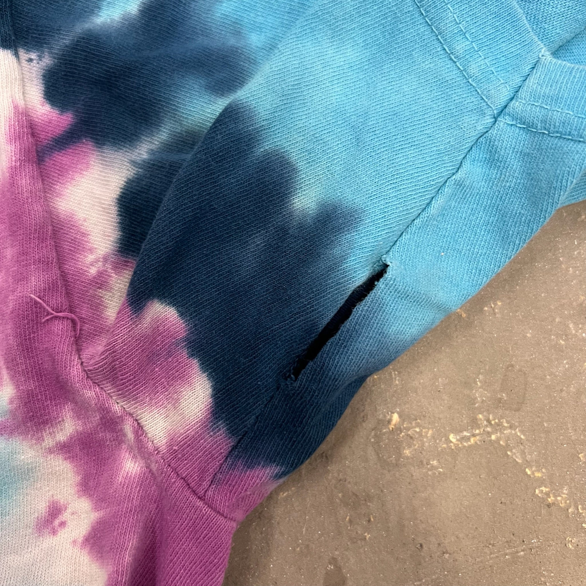 J- Vintage '95 The Grateful Dead Liquid Blue Graphic Skeleton Tie Dye Tee - L