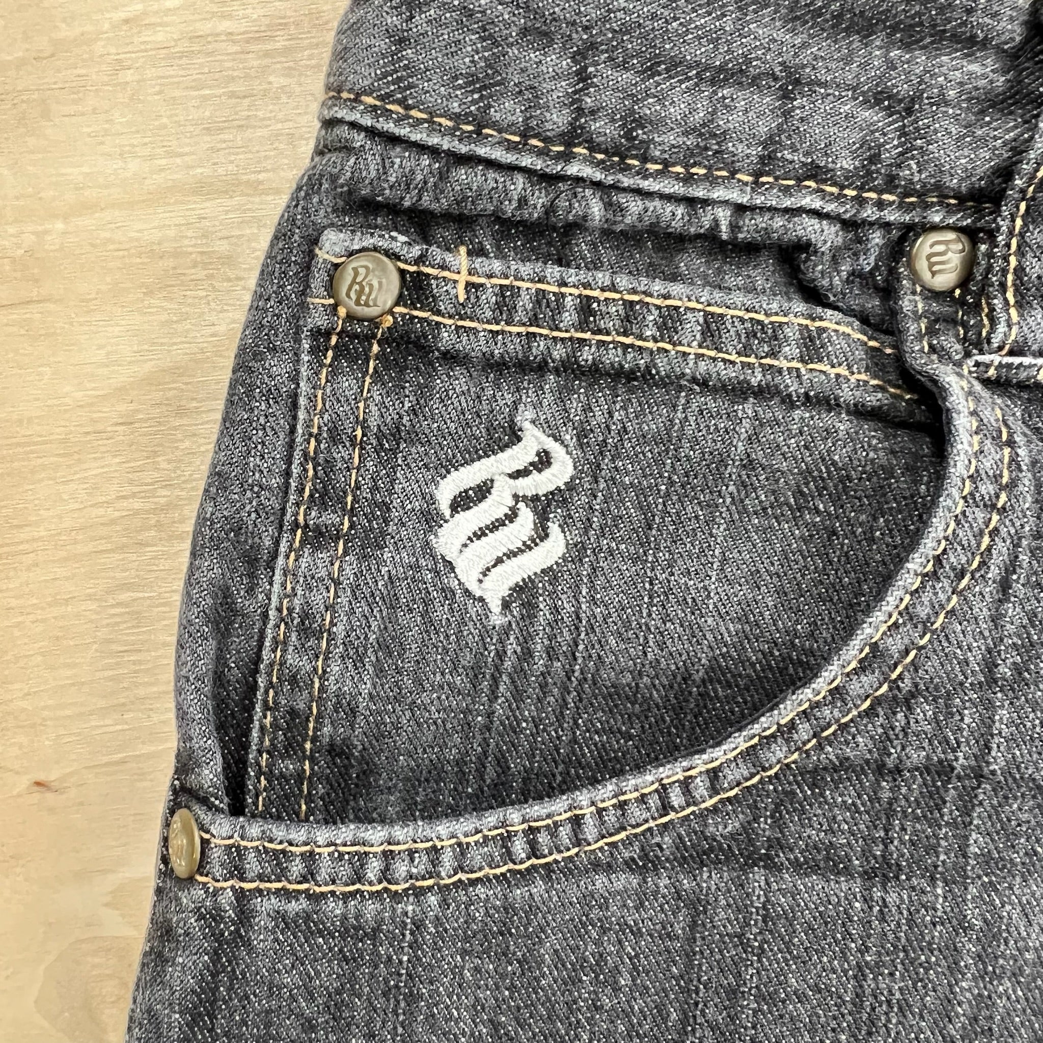 J- Vintage Rocawear Embroidered Text Logo Back Pocket Jorts - W20