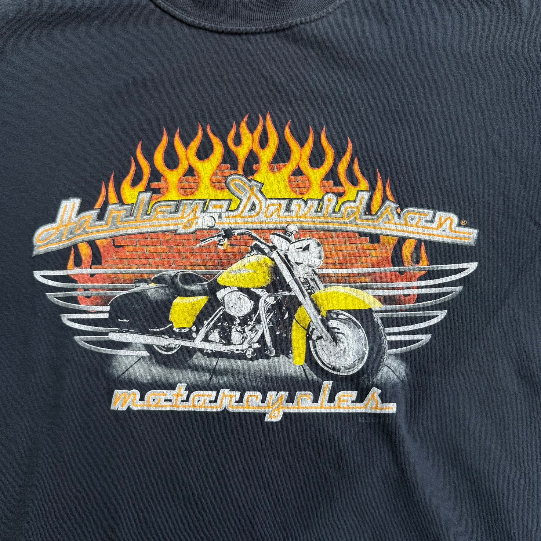 J- Vintage '06 Harley Davidson Port Moody BC Canada Graphic Tee - L