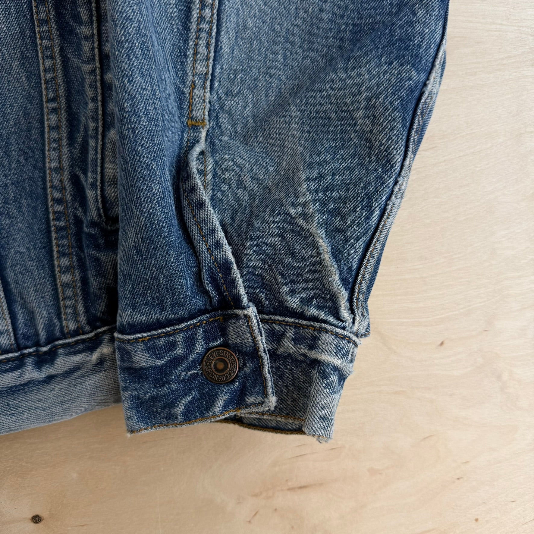 J- Vintage 90s Levi’s 70503 02 Trucker Denim Jacket - L