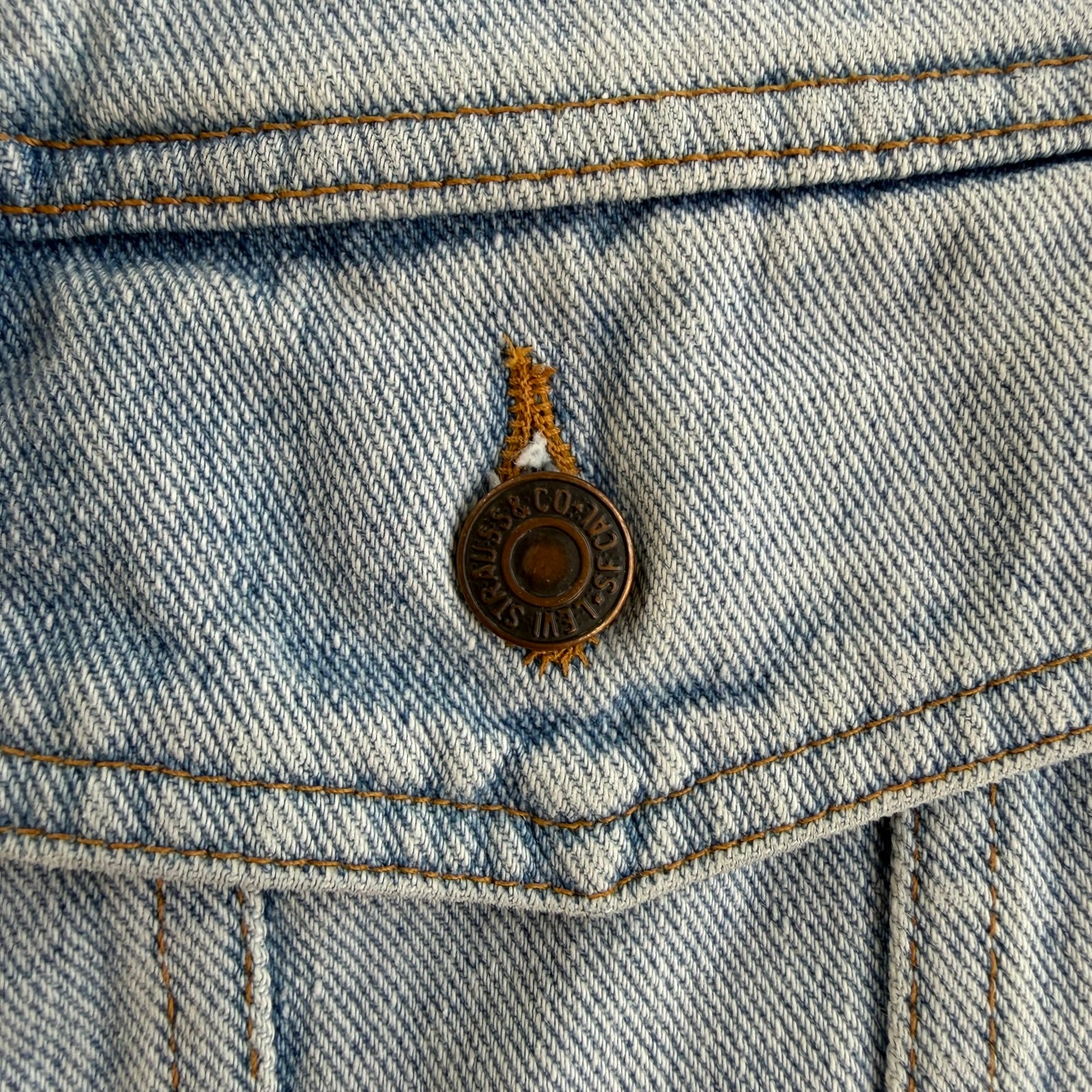 J- Vintage 90s Levi’s 70598 4834 Light Wash Trucker Denim Jacket - XL