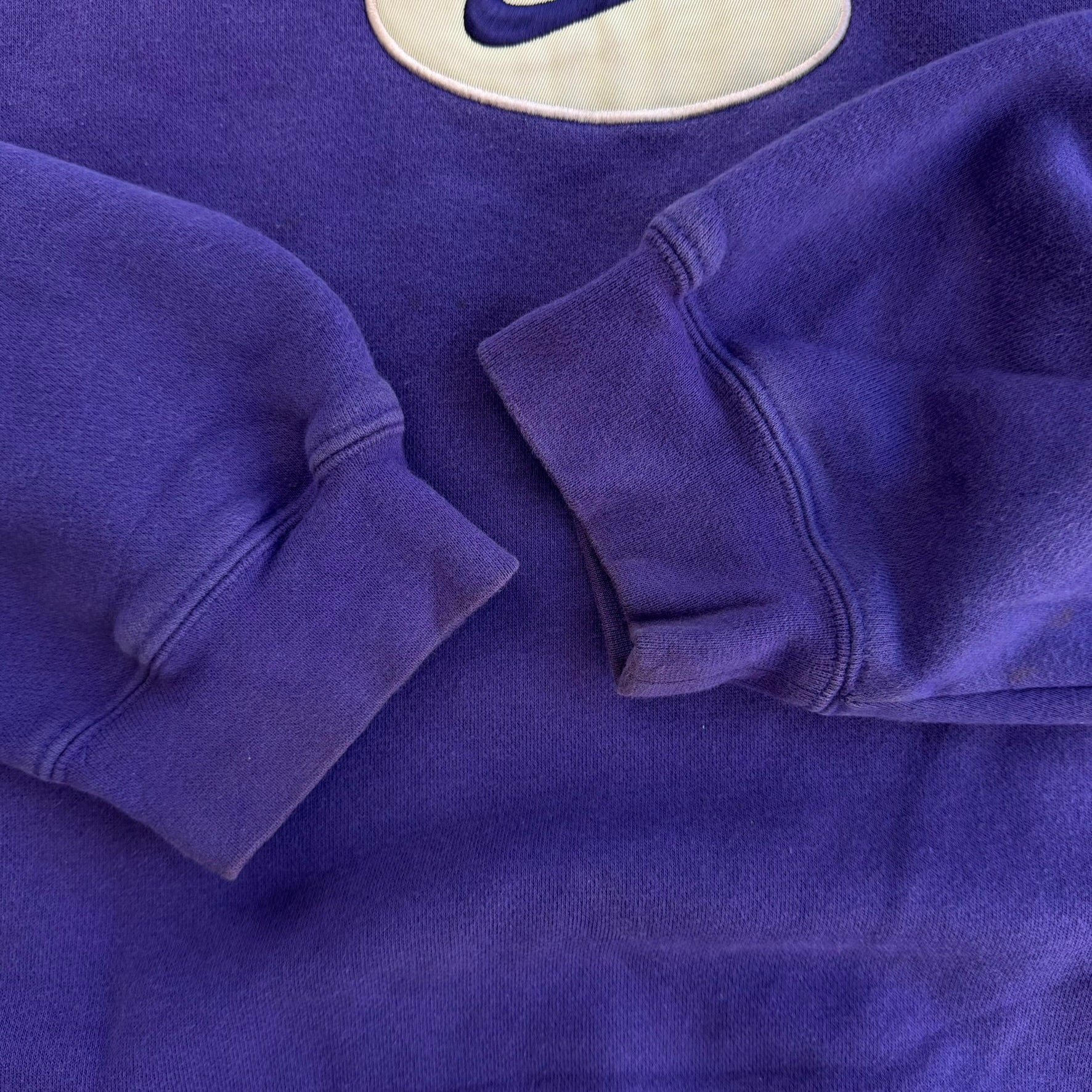 J- Vintage Nike Team Washington Huskies Embroidered Text & Swoosh Crewneck- XL