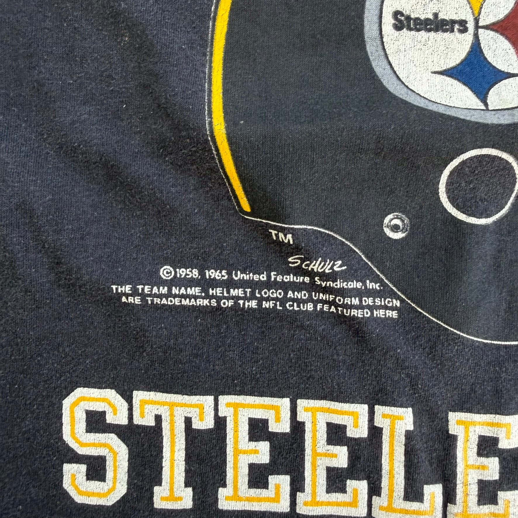 J- Vintage Pittsburgh Steelers NFL Snoopy Graphic Single Stitch Tee - M/L