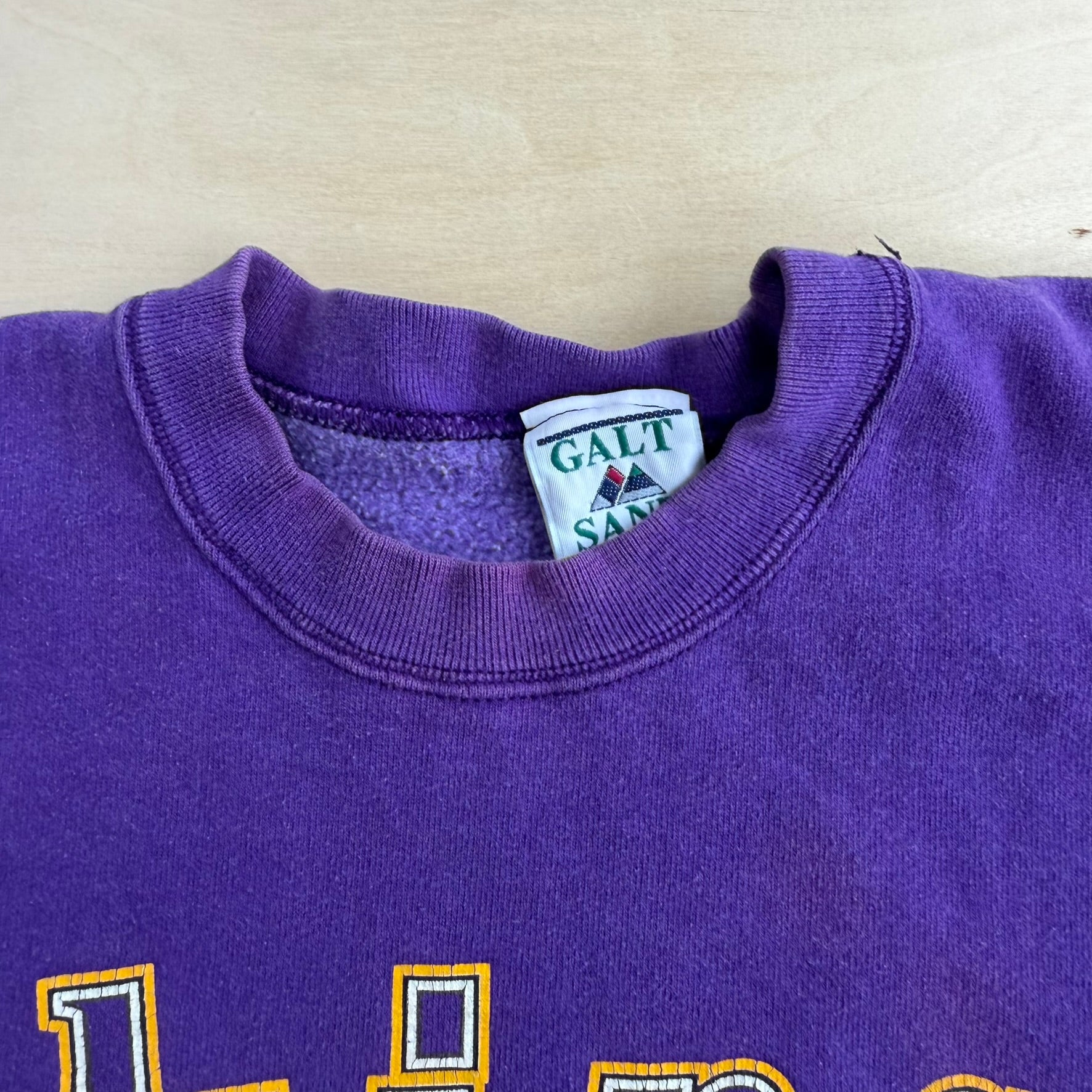 J- Vintage '96 Minnesota Vikings NFL Text & Graphic Crewneck - L