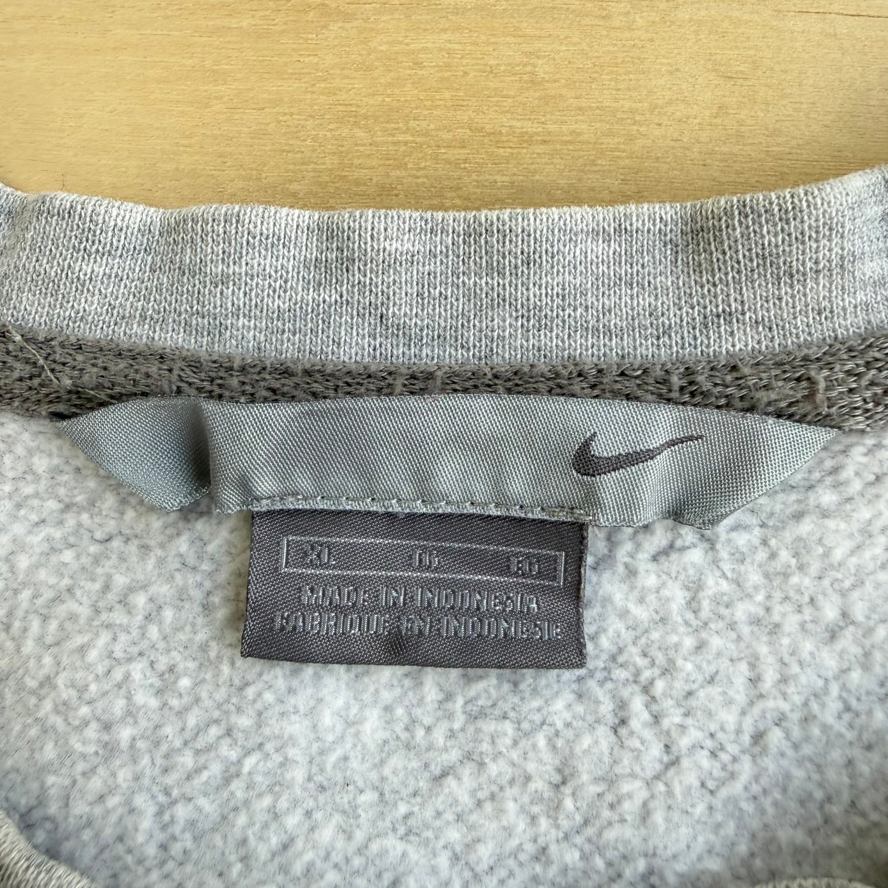 J- Vintage Y2K Nike Embroidered Swoosh Grey Crewneck - XL