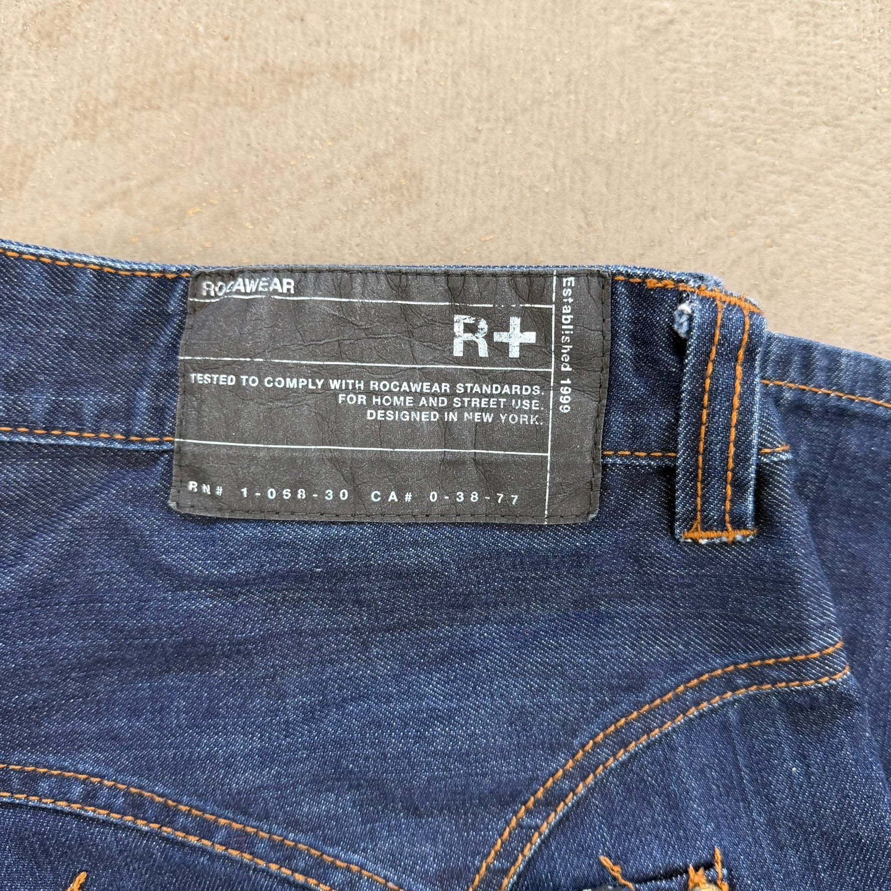 J- Vintage Y2K Rocawear Classic Fit Straight Leg Jeans - w34 (fits 34x32)