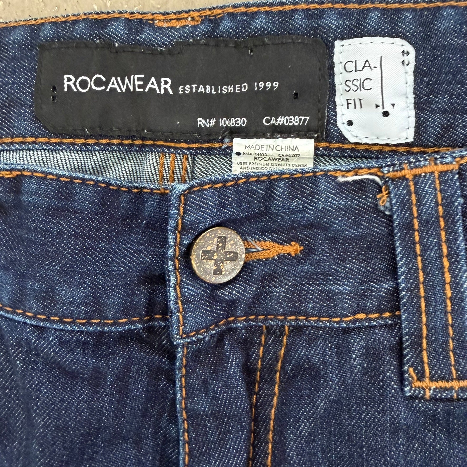 J- Vintage Y2K Rocawear Classic Fit Straight Leg Jeans - w34 (fits 34x32)