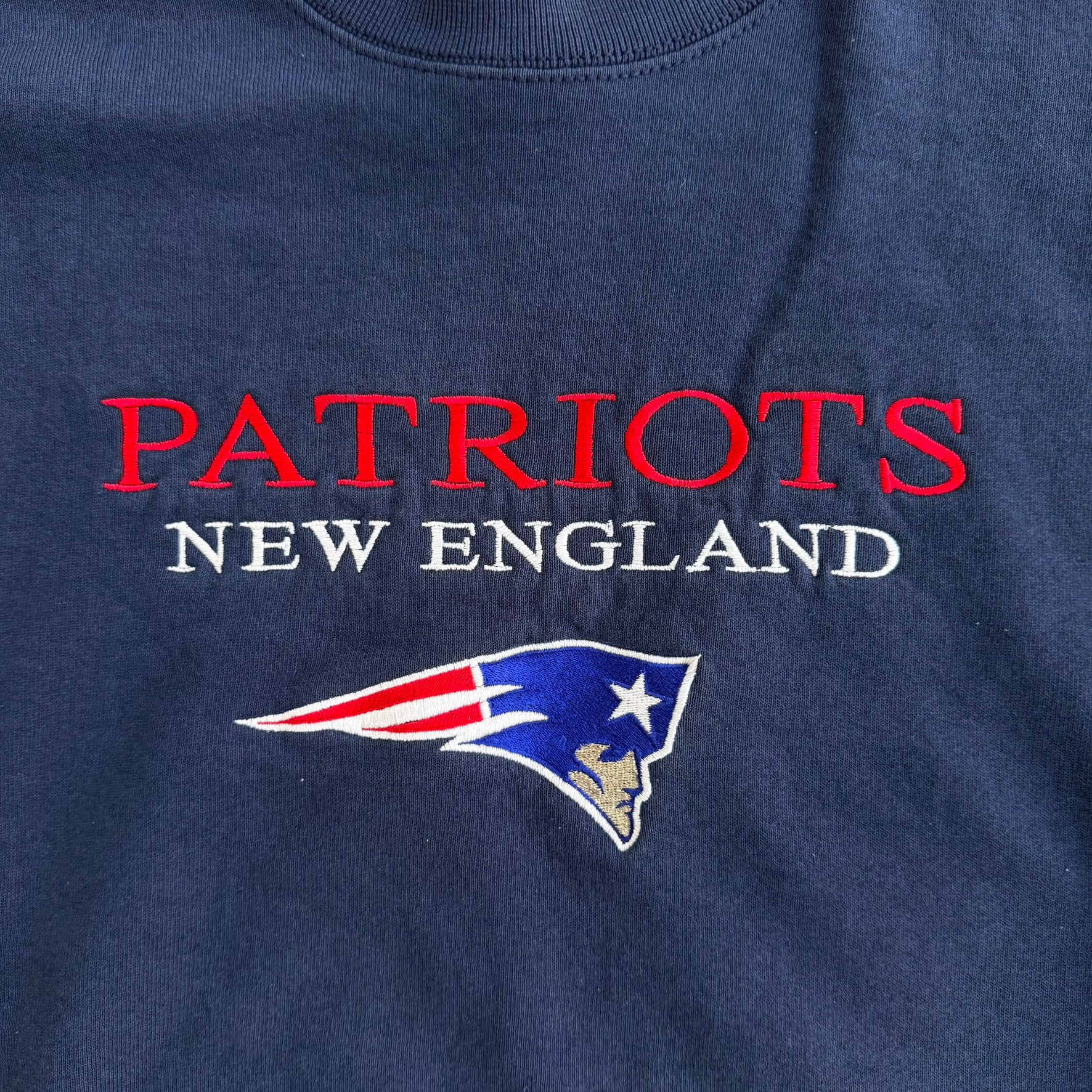 J- Vintage 90s New England Patriots NFL Pro Player Embroidered Logo & Text Made In USA Crewneck - L