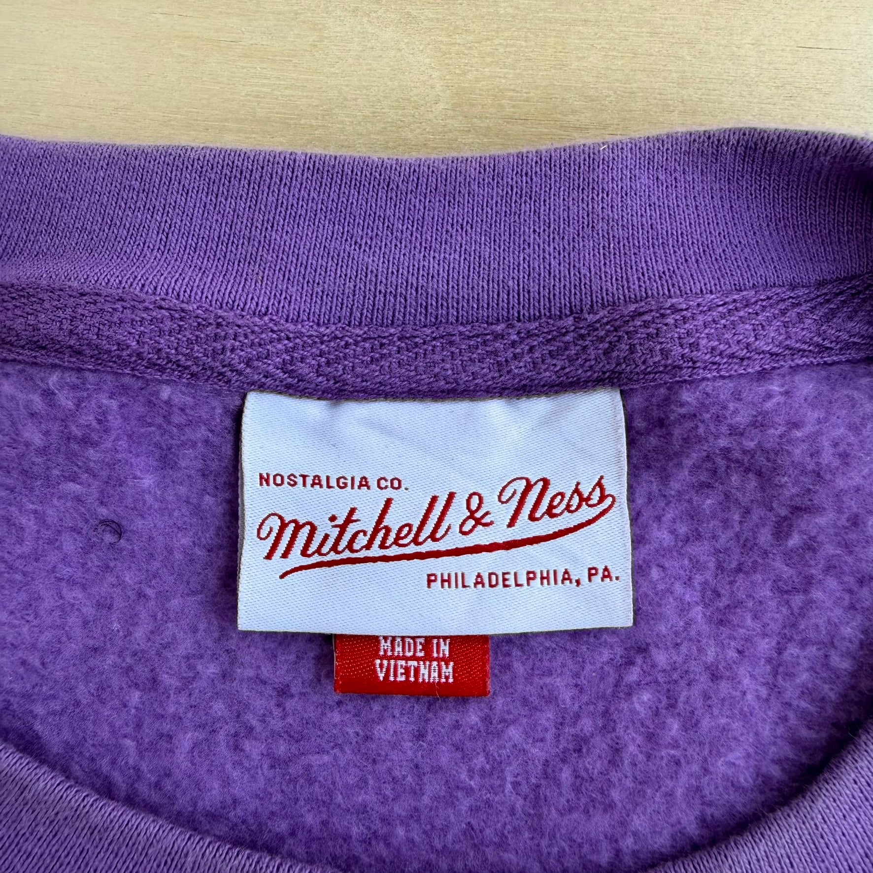 J- Toronto Raptors NBA Mitchell & Ness Classic Logo Embroidered Crewneck - L