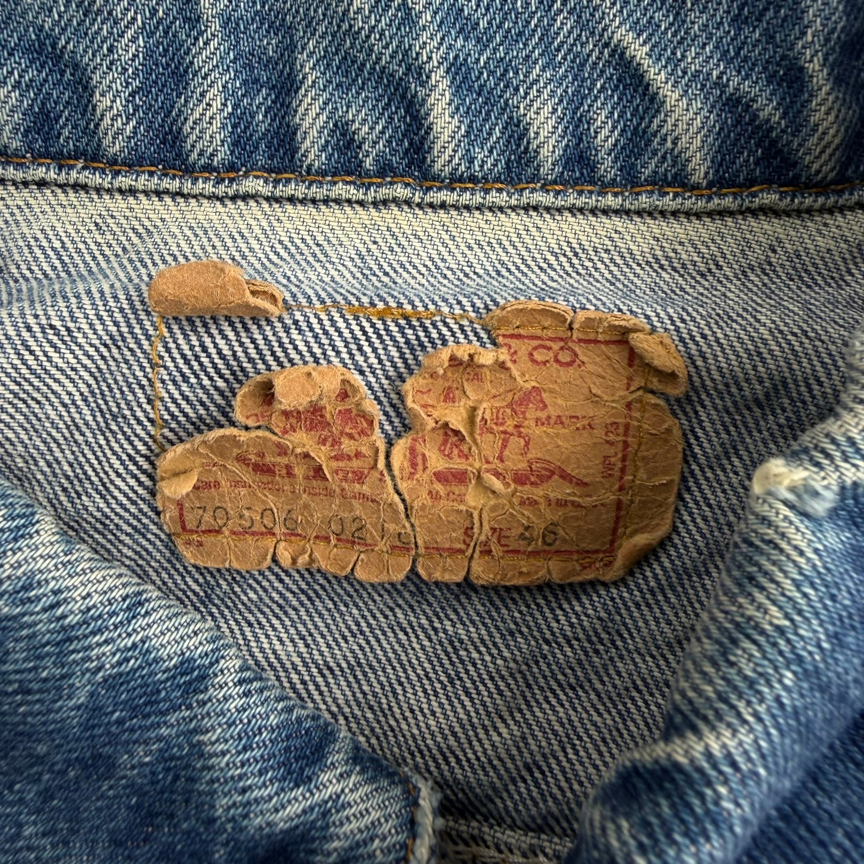 J- Vintage Levi's 70506 0216 Made In USA Trucker Denim Jacket - 46 (fits L)