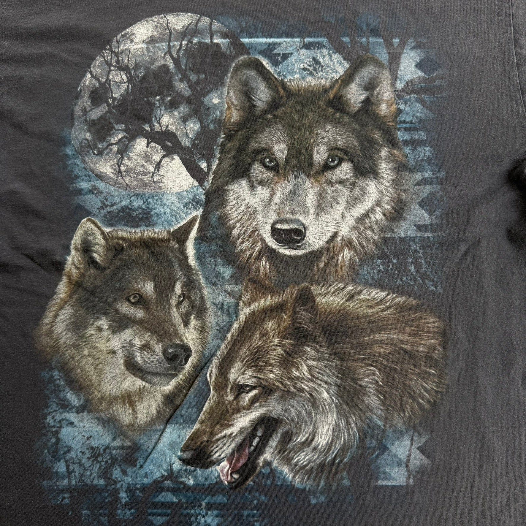 J- Vintage Wolves Forest & Moon Graphic Fruit Of The Loom Tag Tee - L