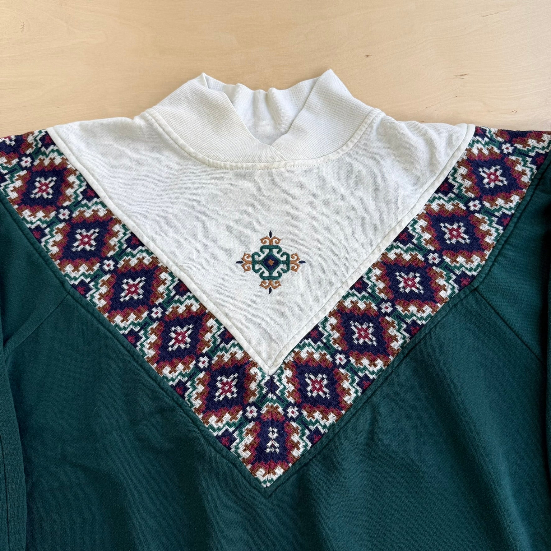 J- Vintage American Sportif Patterned & Embroidery Crewneck - L
