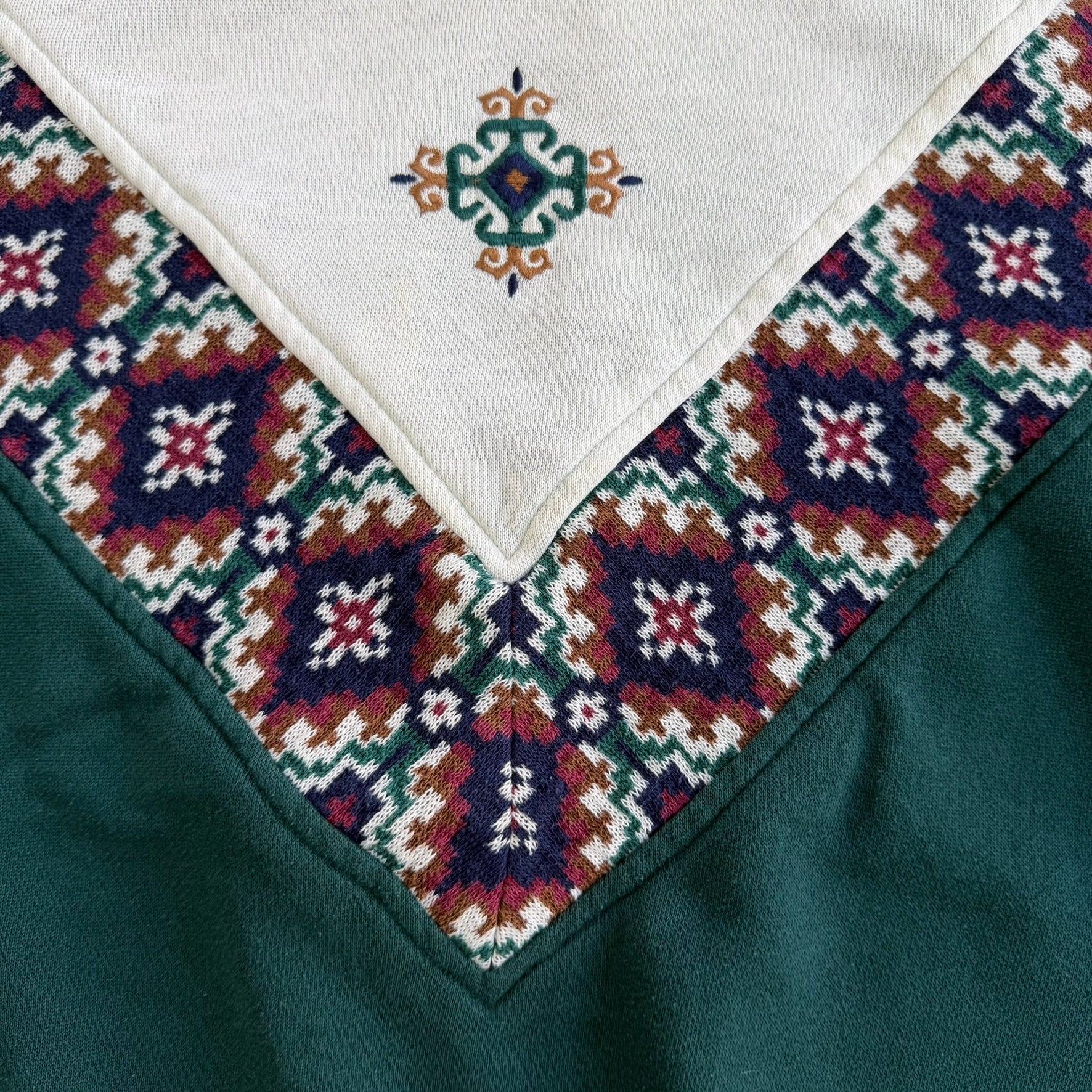 J- Vintage American Sportif Patterned & Embroidery Crewneck - L