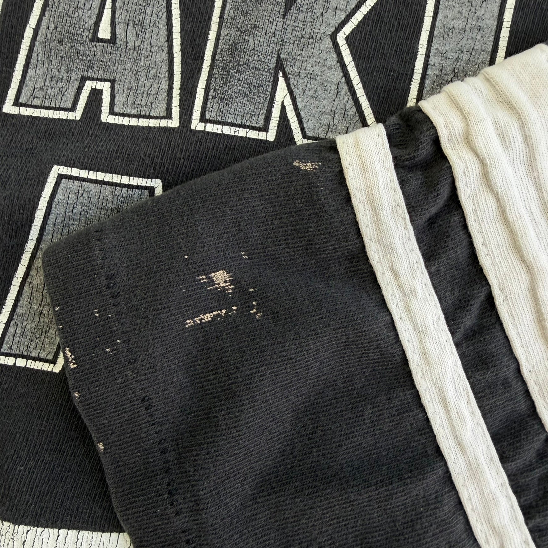 J- Vintage '95 Oakland Raiders NFL Logo Graphic Single Stitch Jersey Style Tee - L