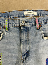 Load image into Gallery viewer, D- HOM Bandana Patches Reworked Levi&#39;s 569 33x32 Jeans
