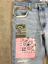 Load image into Gallery viewer, D- HOM Bandana Patches Reworked Levi&#39;s 569 33x32 Jeans
