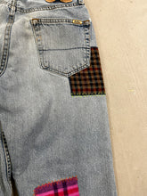 Load image into Gallery viewer, D- HOM Plaid Patches Reworked Levi&#39;s Strauss Signature 29x30 Jeans
