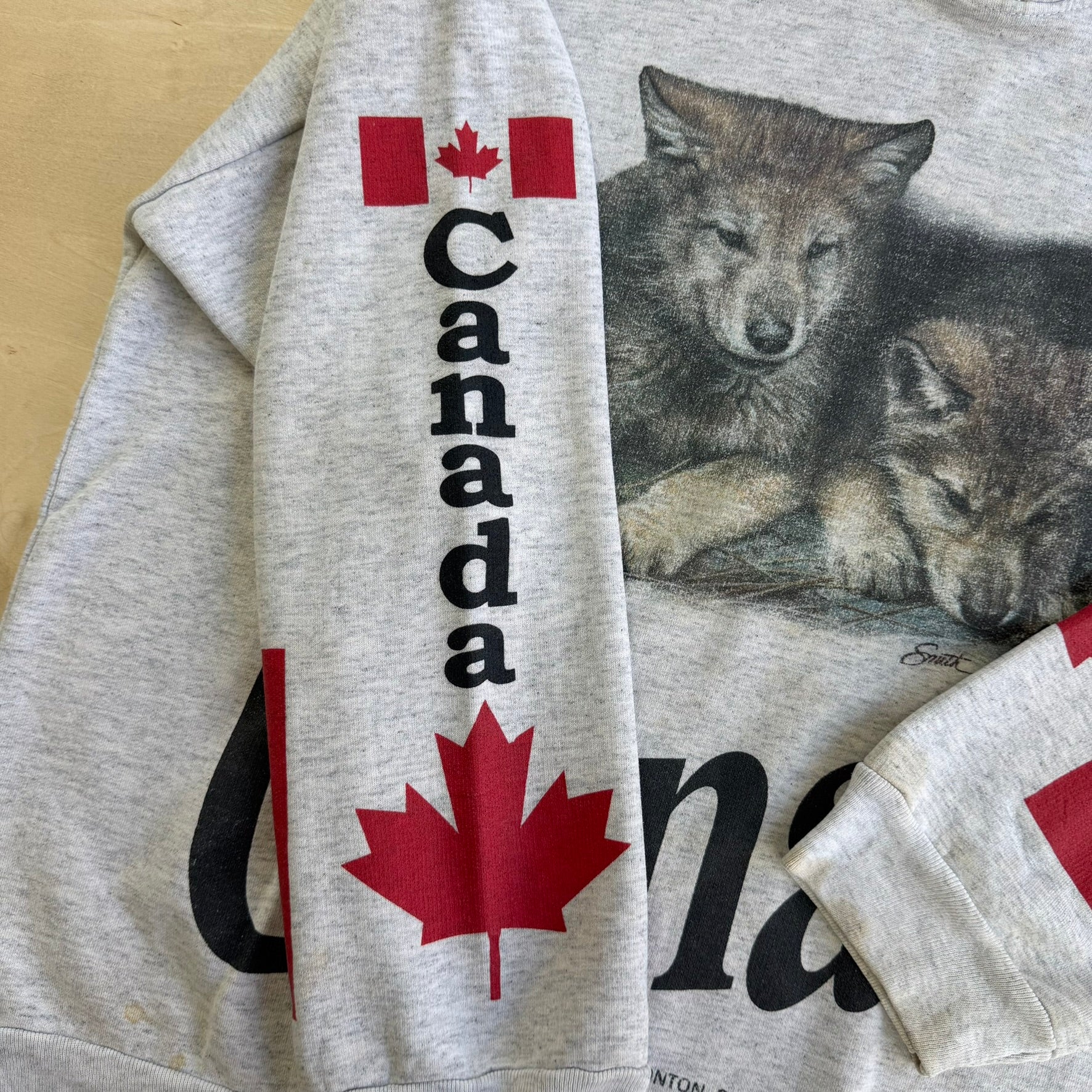J- Vintage Canada Flags & Wolf Print Edmonton Canada Graphic Crewneck - L