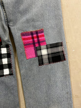 Load image into Gallery viewer, D- HOM Plaid Patches Reworked Levi&#39;s Strauss Signature 29x30 Jeans
