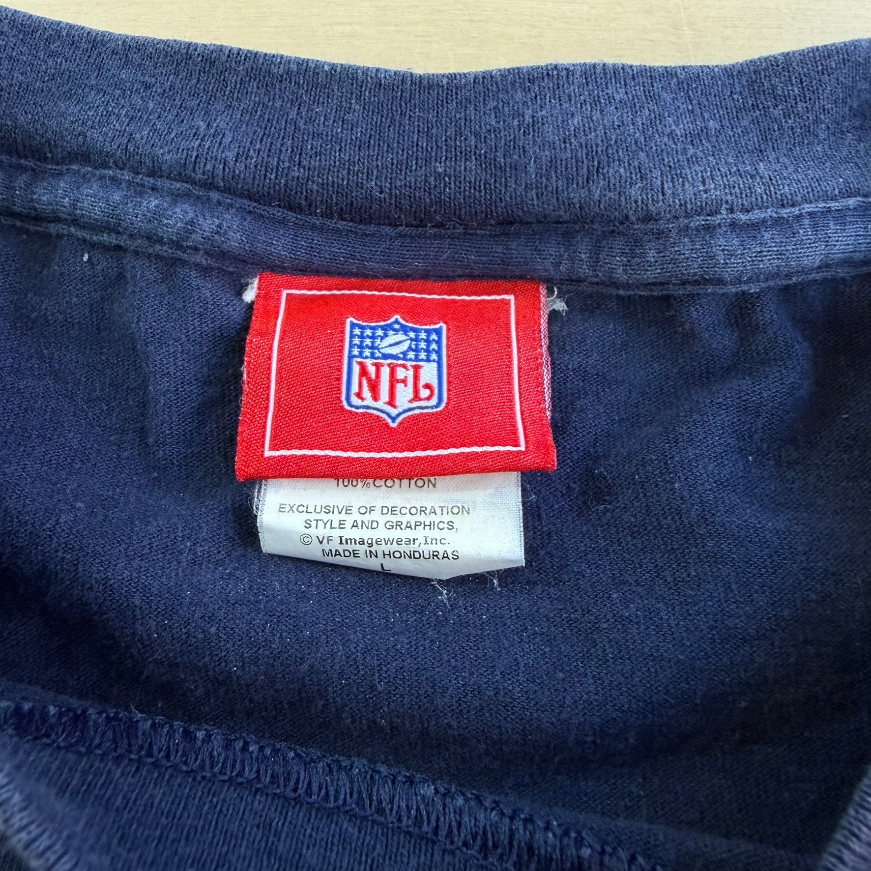 J- Vintage New England Patriots NFL Embroidered Text & Logo Tee - L